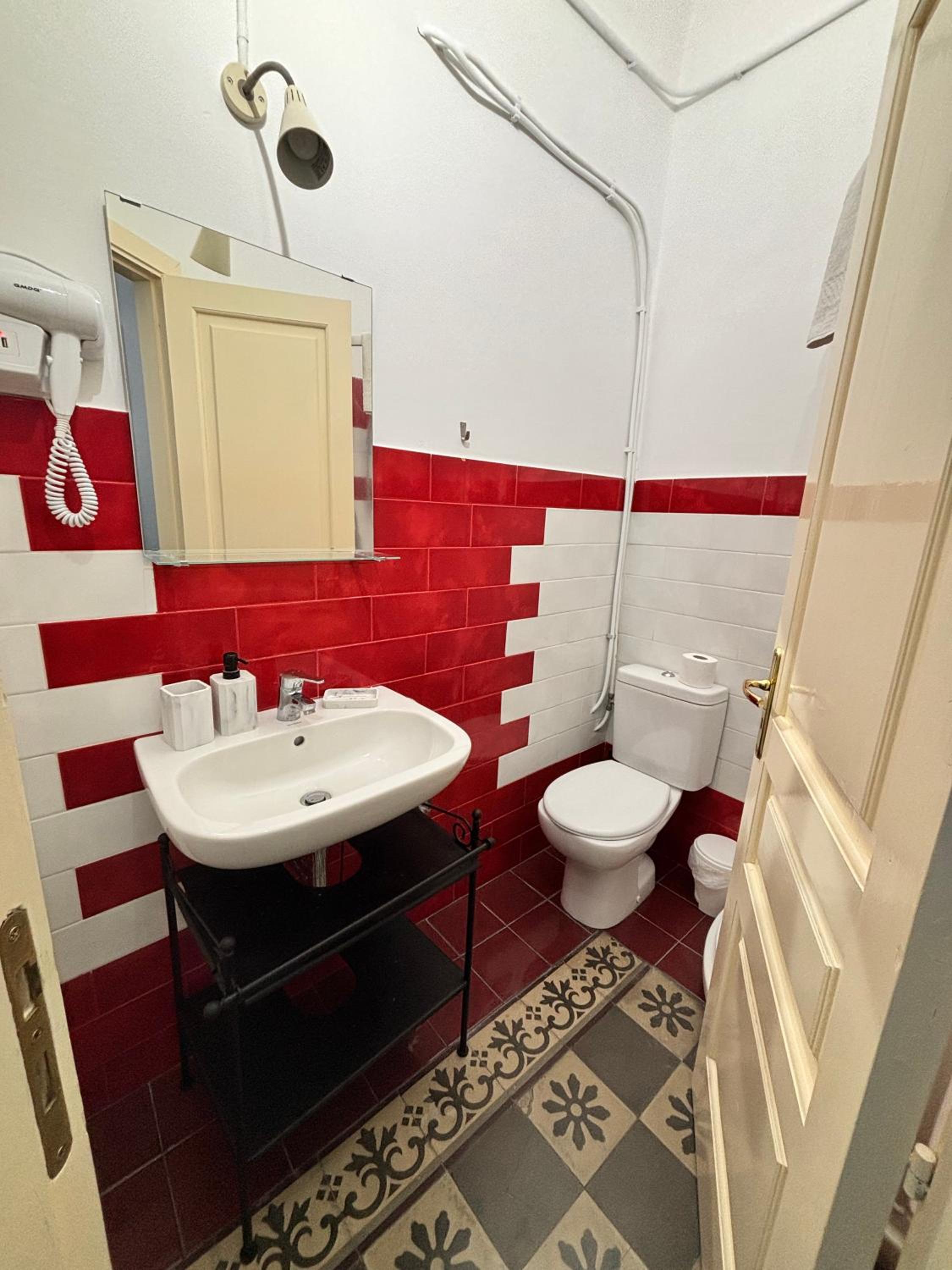 Double Room with Private Bathroom - Photo 15