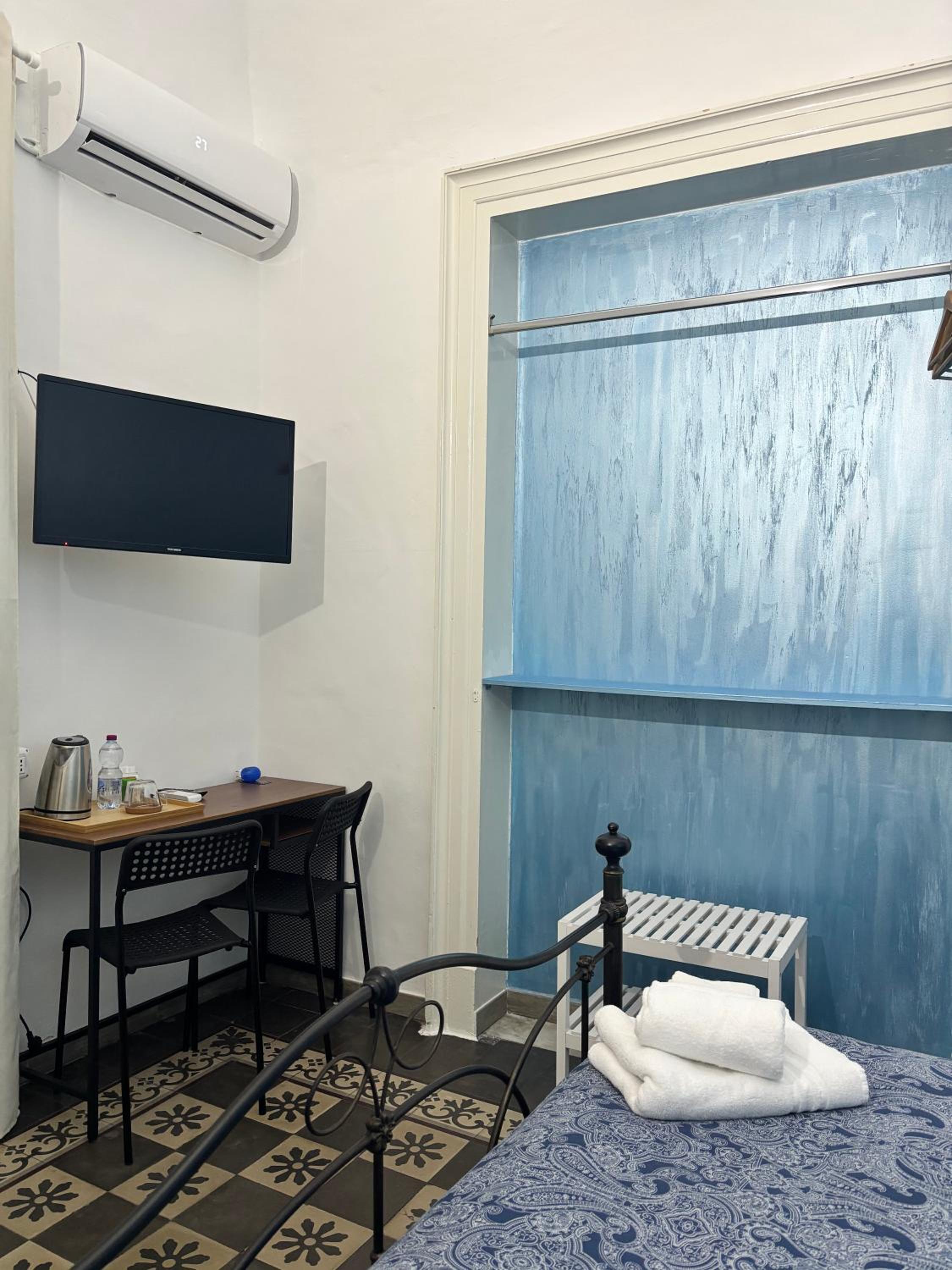 Double Room with Private Bathroom - Photo 12