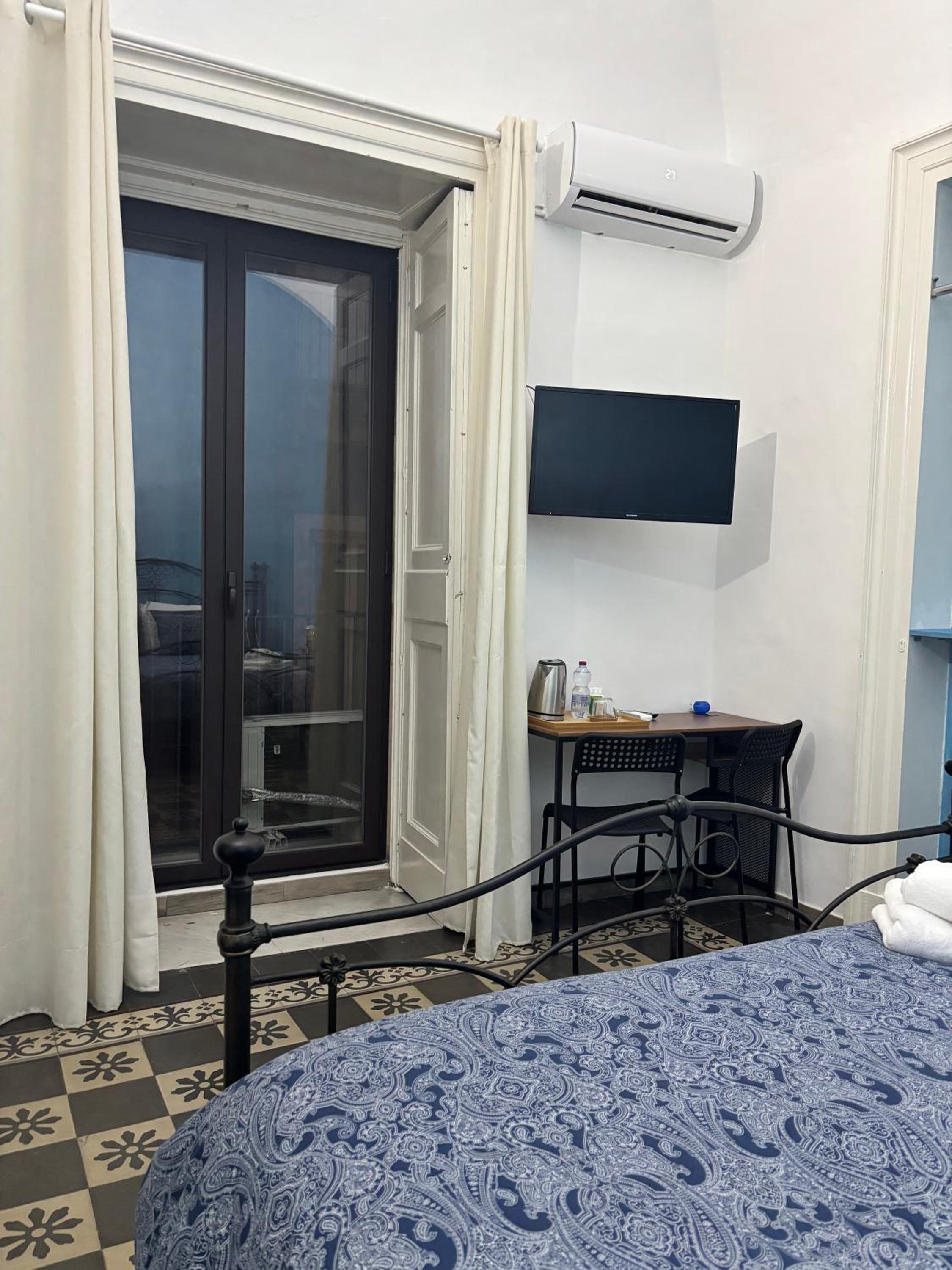 Double Room with Private Bathroom - Photo 8