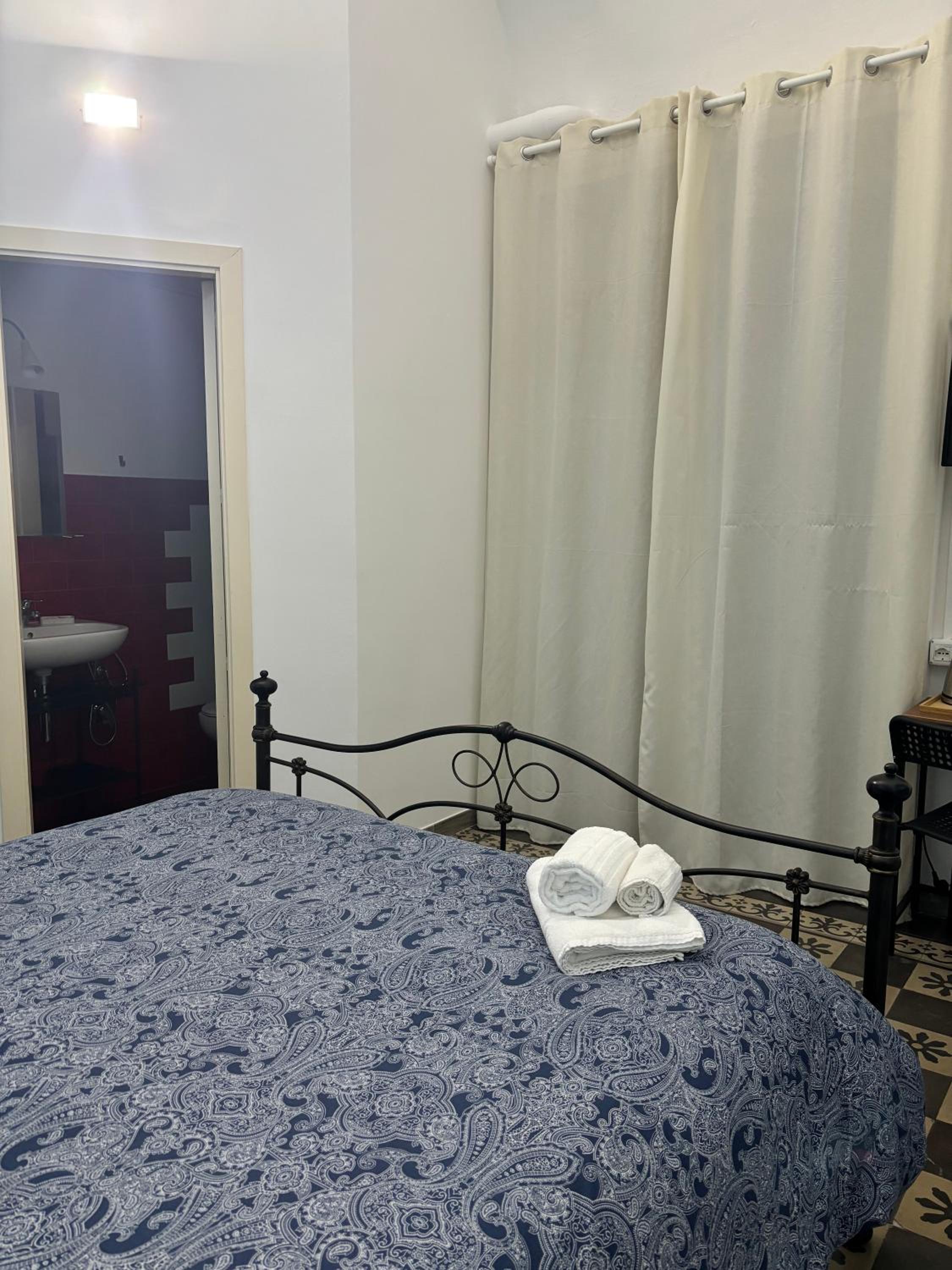Double Room with Private Bathroom - Photo 10
