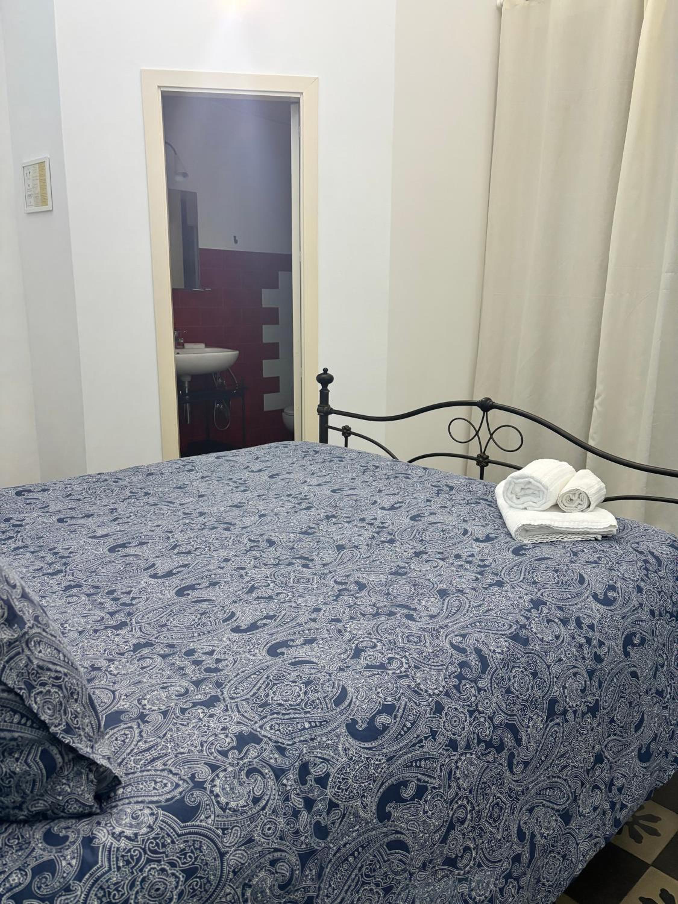 Double Room with Private Bathroom - Photo 13