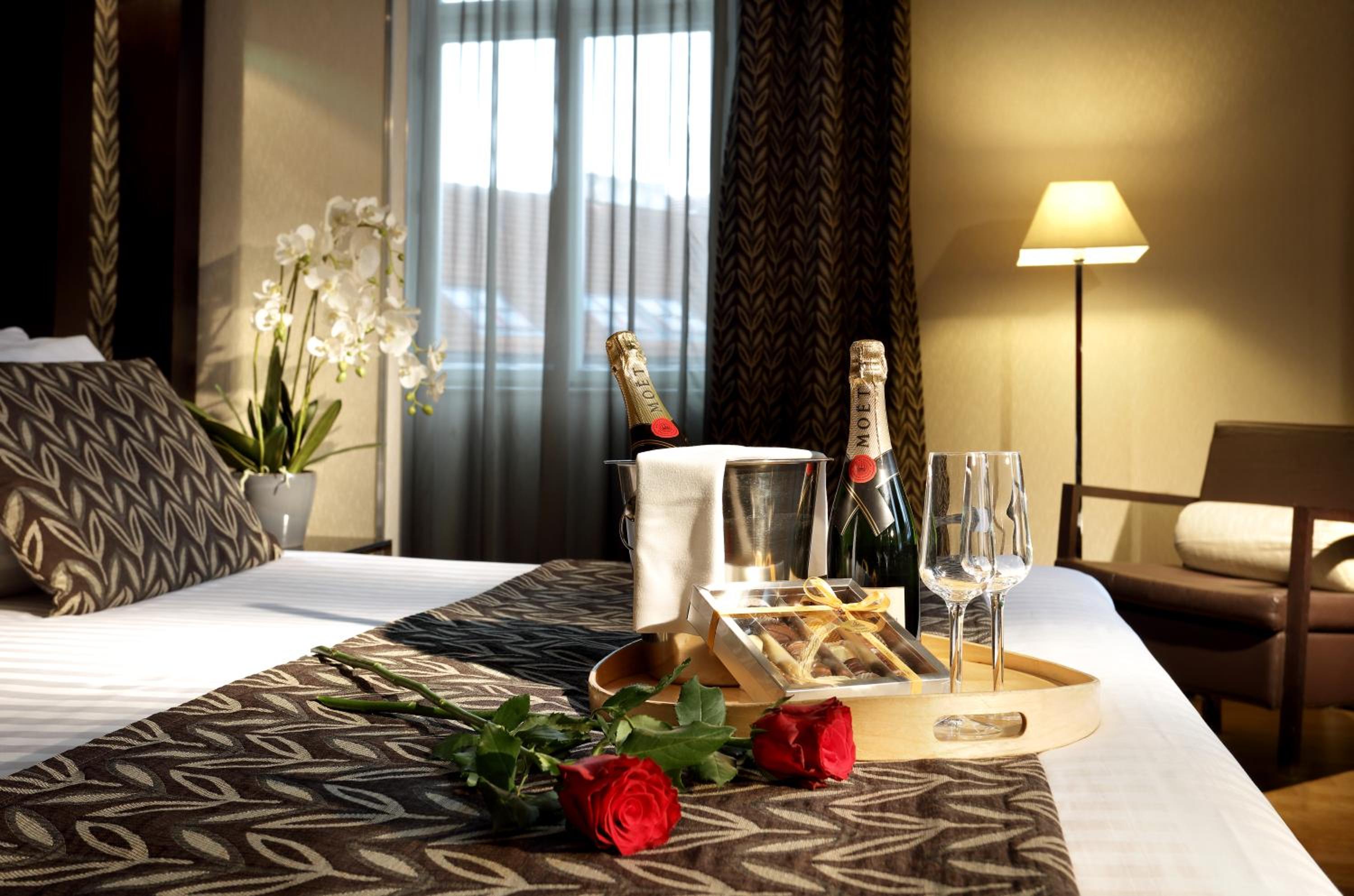 Deluxe Double Room thumbnail 5