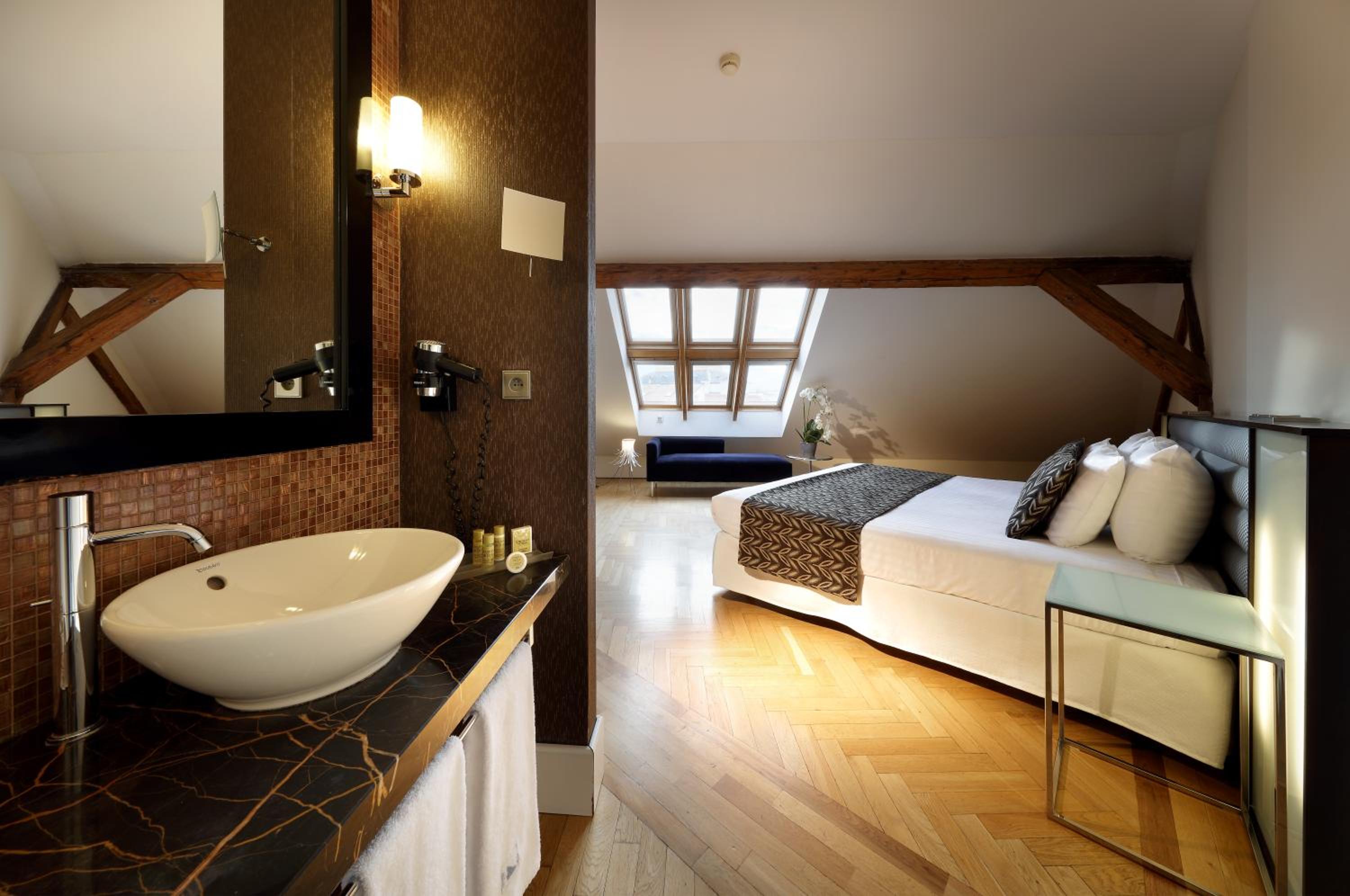 Deluxe Double Room - Photo 7