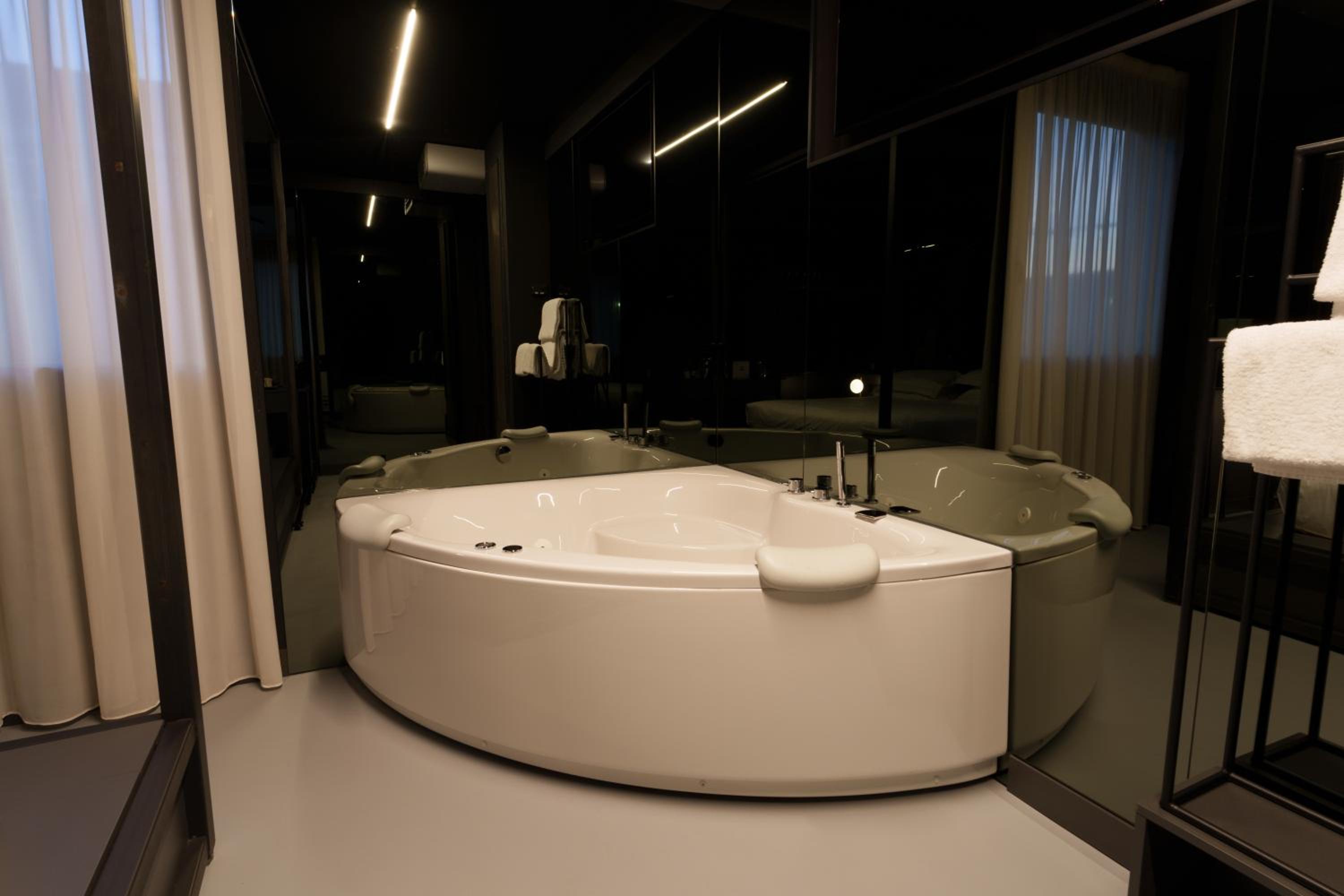 Executive King Room with Spa Bath - Photo 3