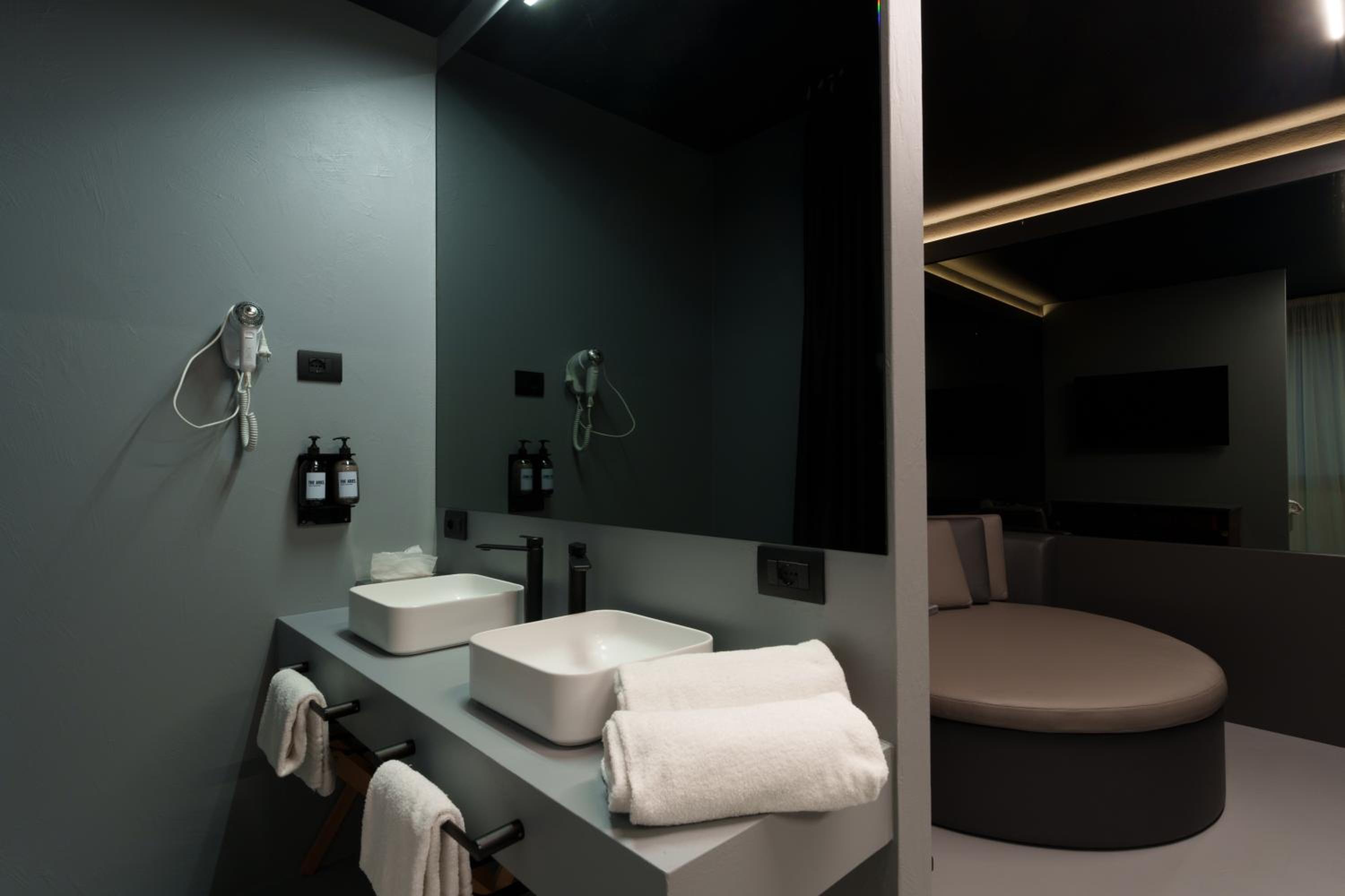 Executive King Room with Spa Bath - Photo 6
