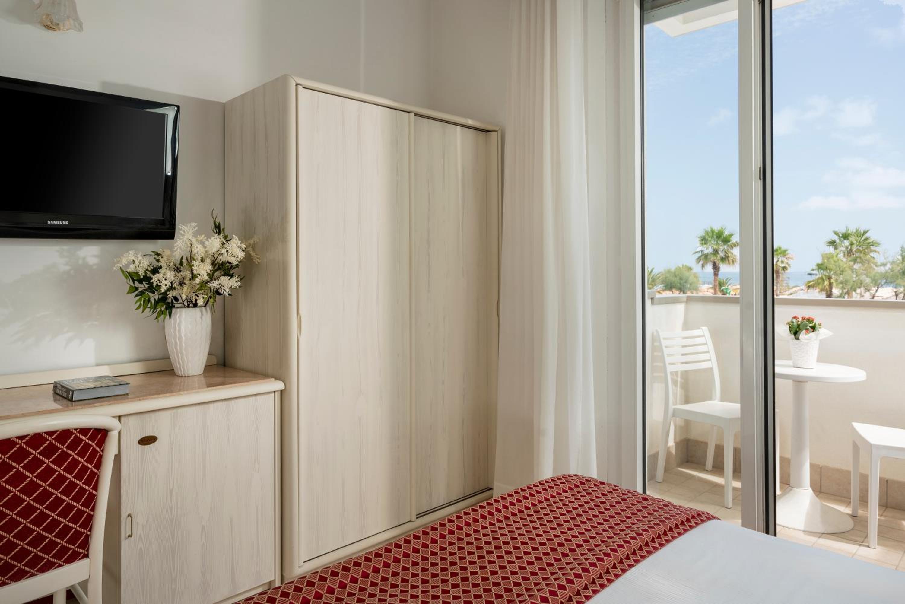 Double Room with Side Sea View - Photo 1