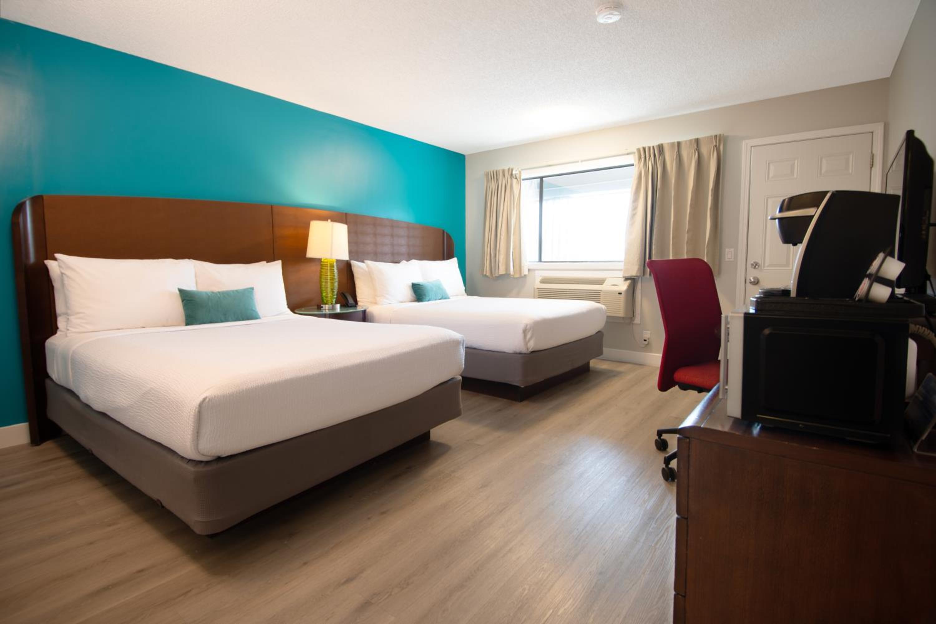 Queen Room with Two Queen Beds photo 2