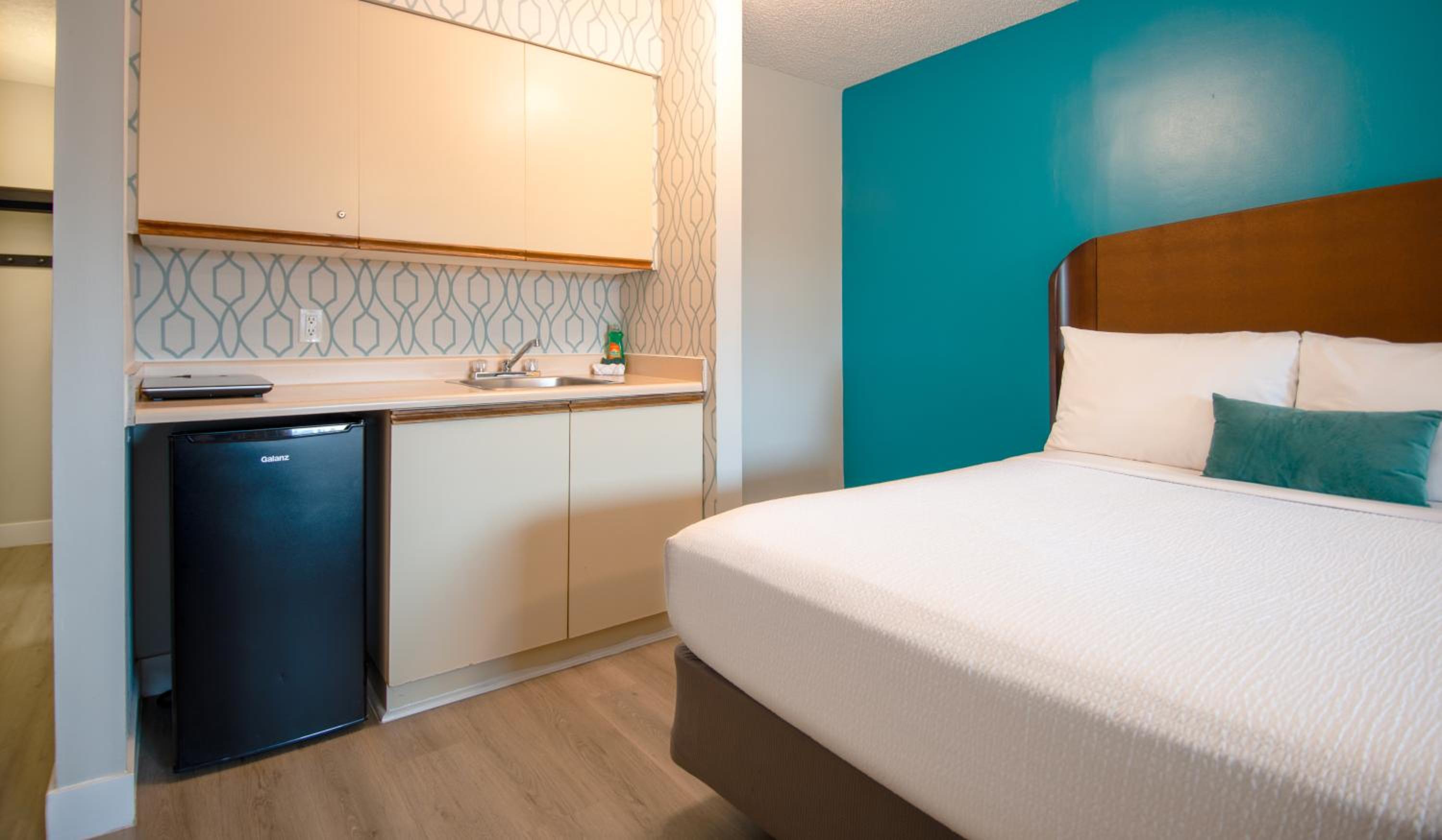 Queen Room with Two Queen Beds photo 3