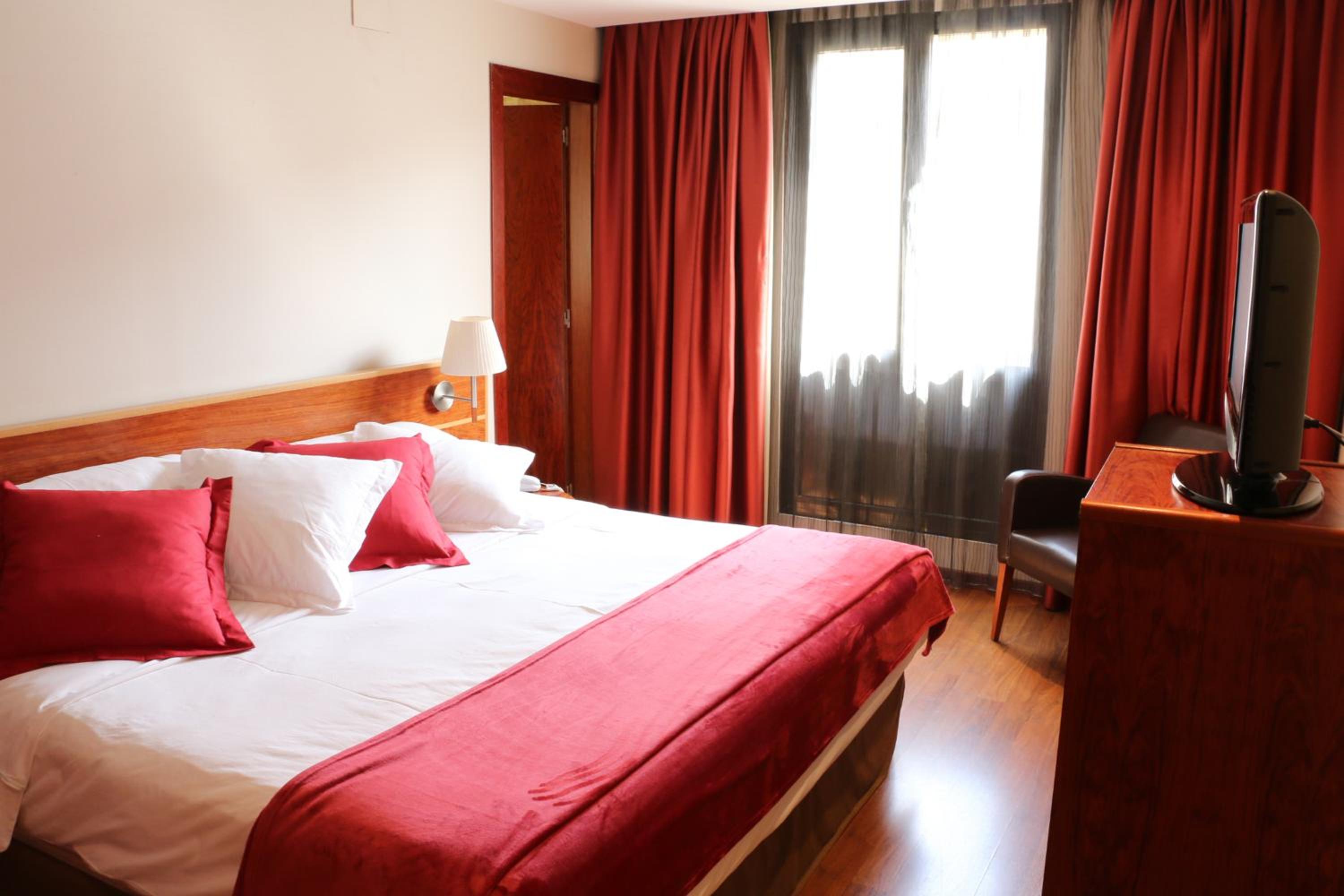 Deluxe Double Room thumbnail 6