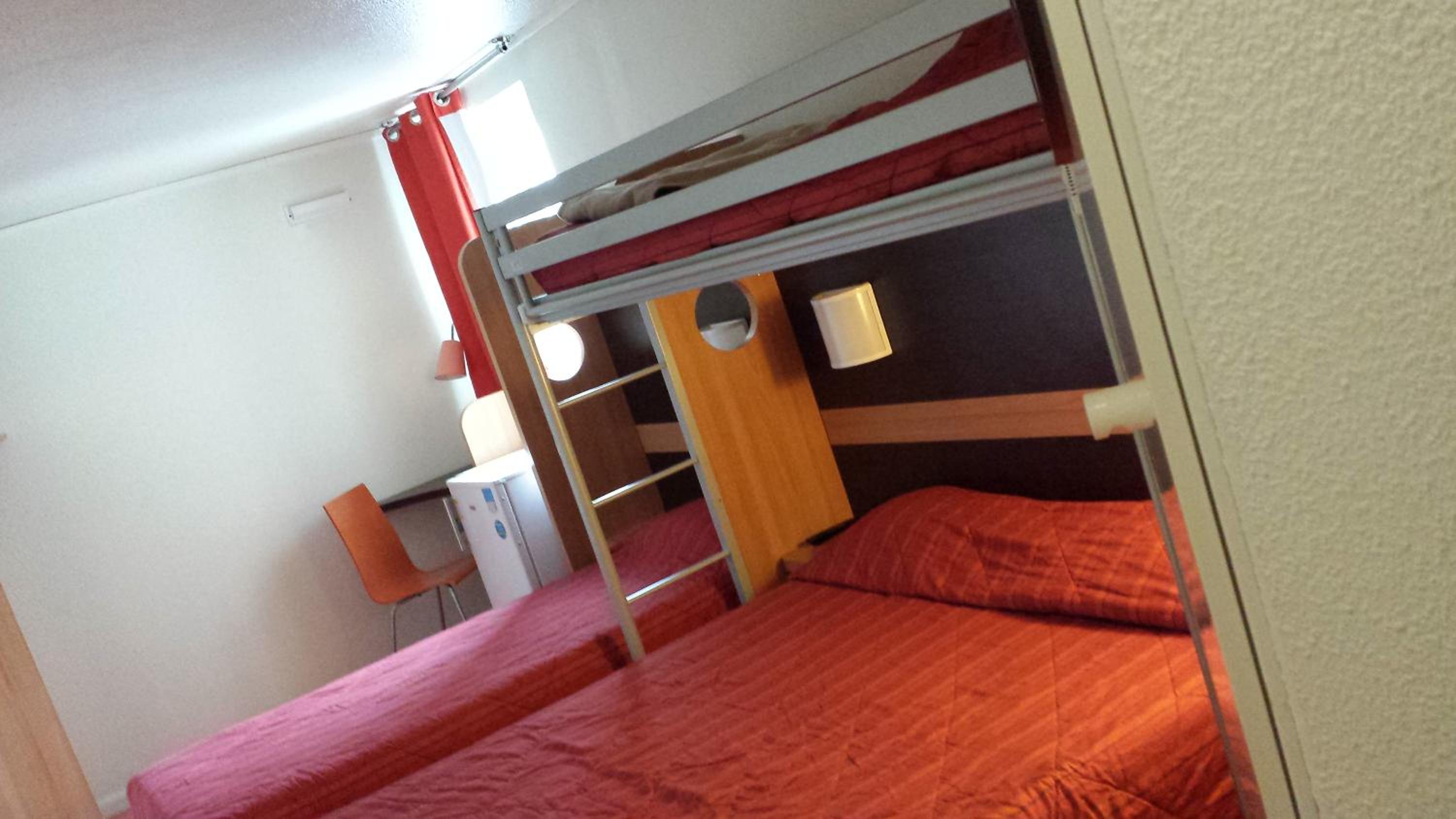 Quadruple Room with 1 Double Bed and 2 Single Beds - Photo 3