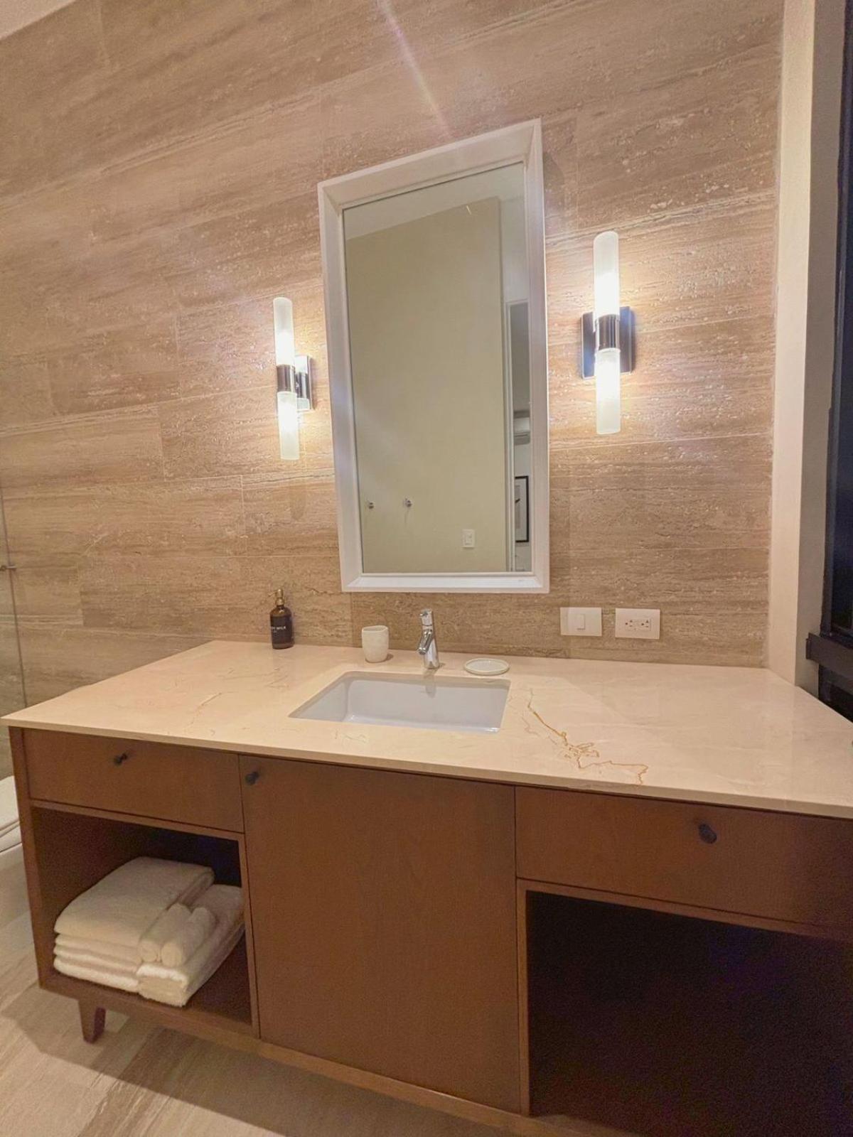 Deluxe Suite - Photo 3