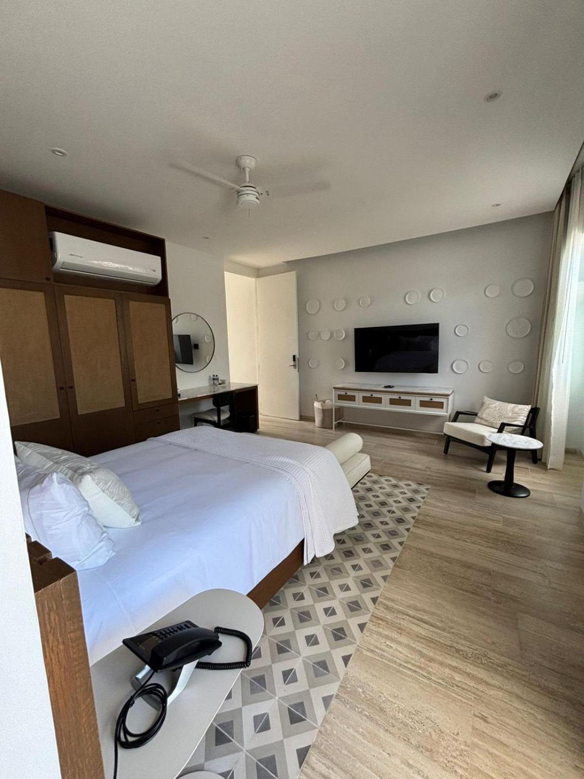 Junior Suite with Balcony - Photo 1