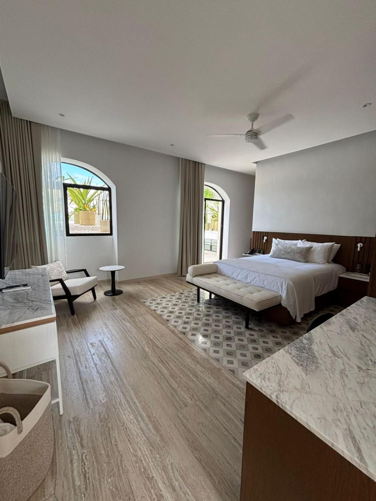Junior Suite with Balcony - Photo 2