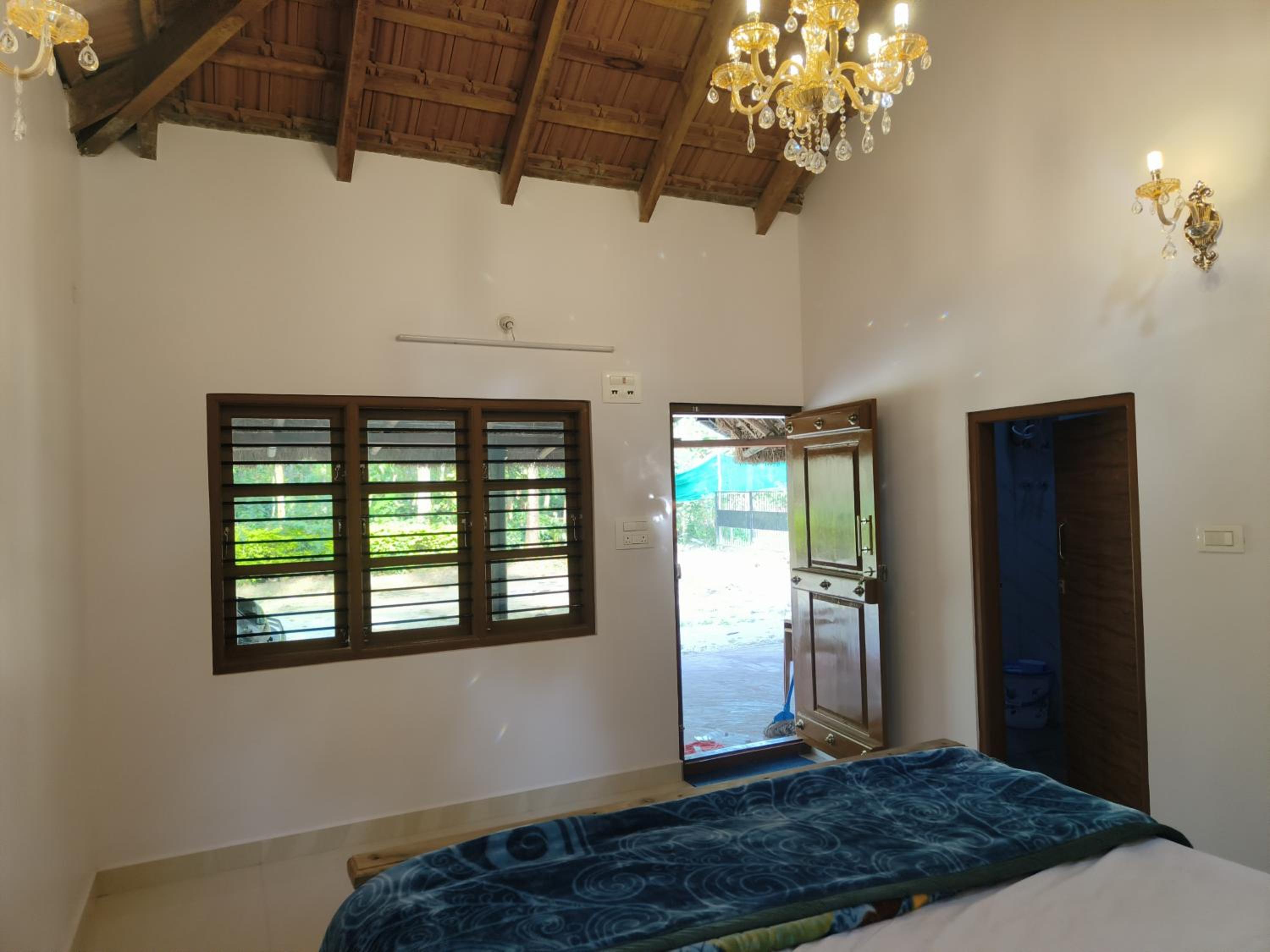Deluxe Double Room (2 Adults + 1 Child) photo 2