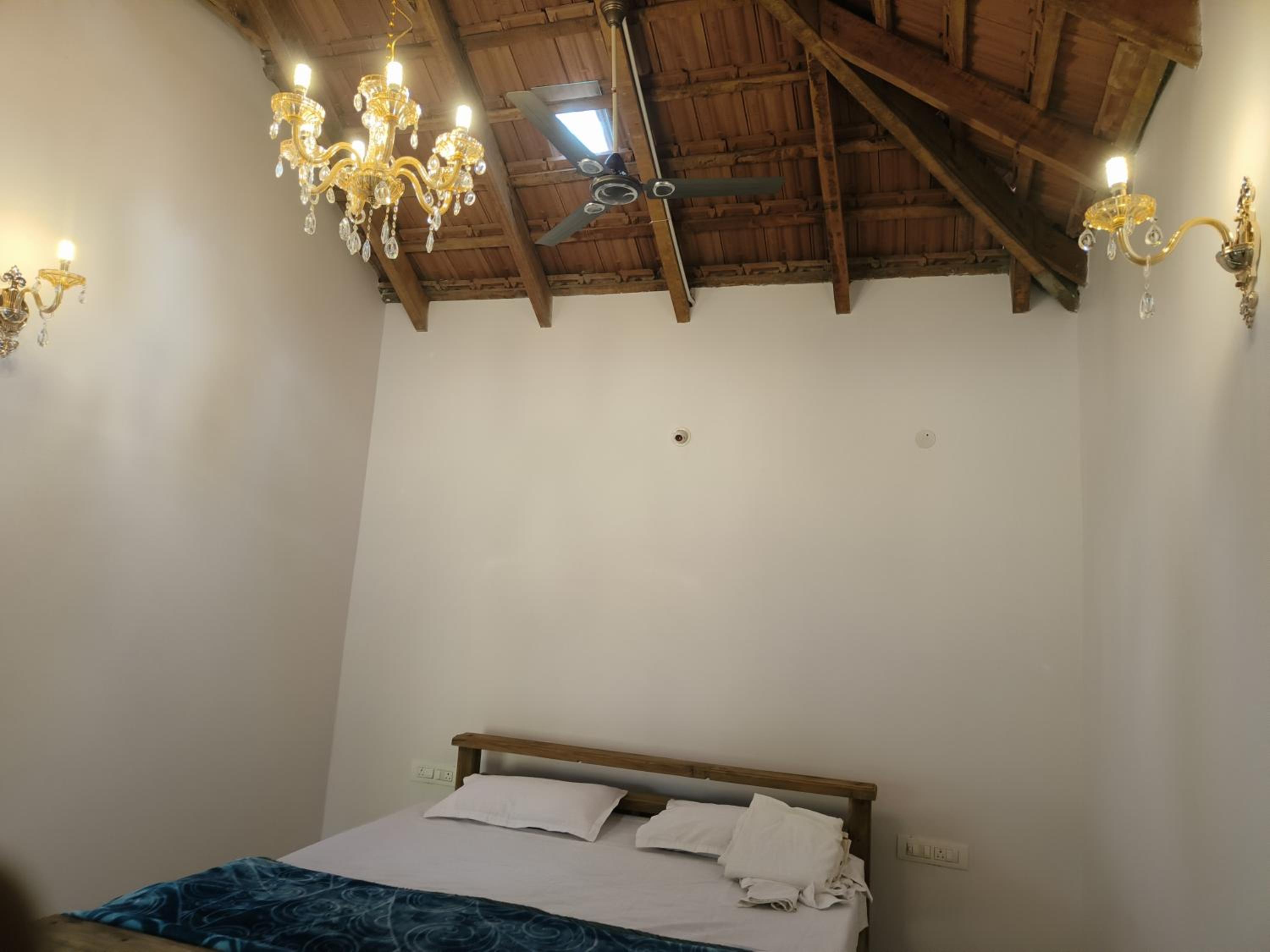 Deluxe Double Room (2 Adults + 1 Child) photo 3