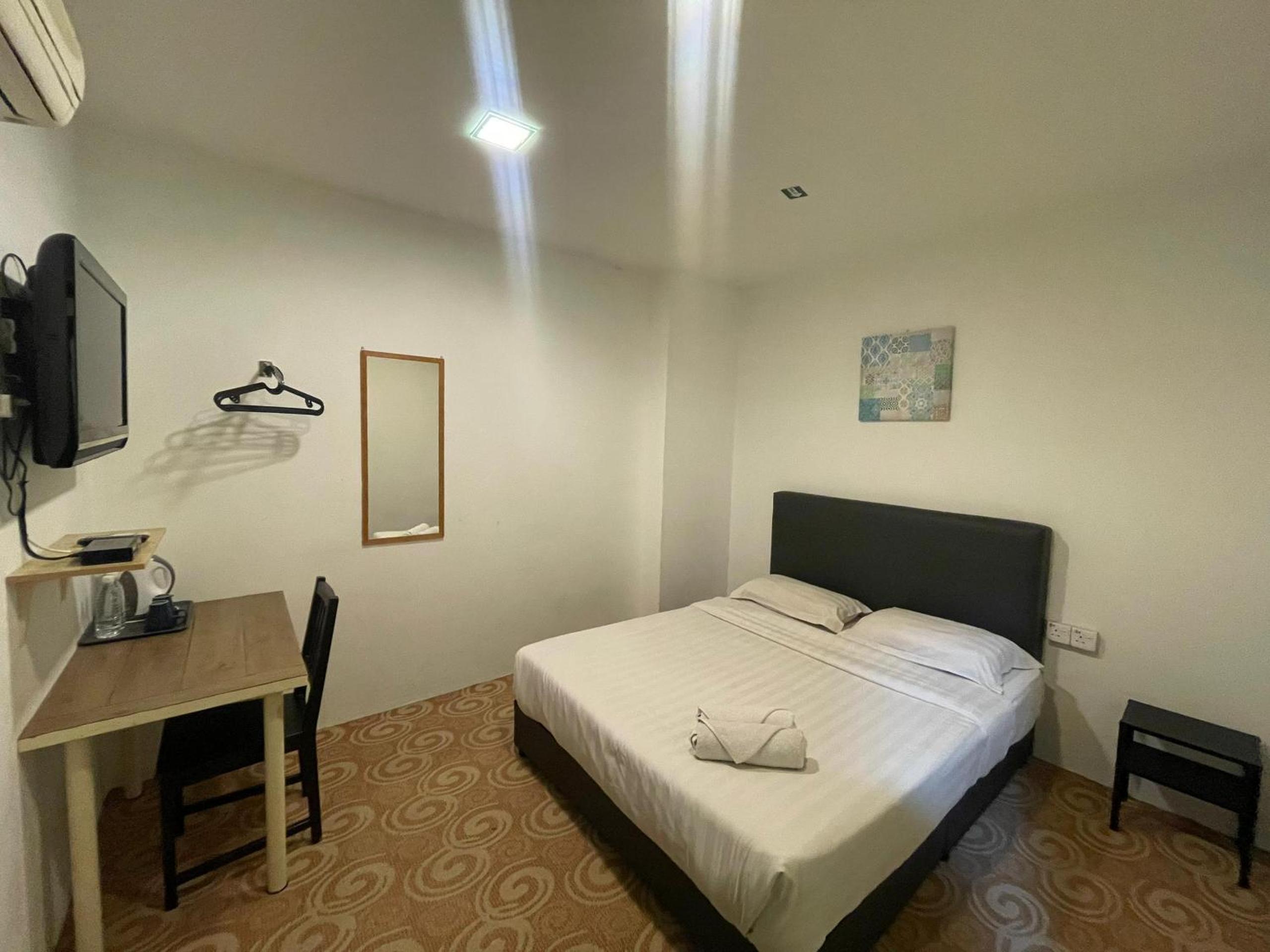 Queen Room photo 2
