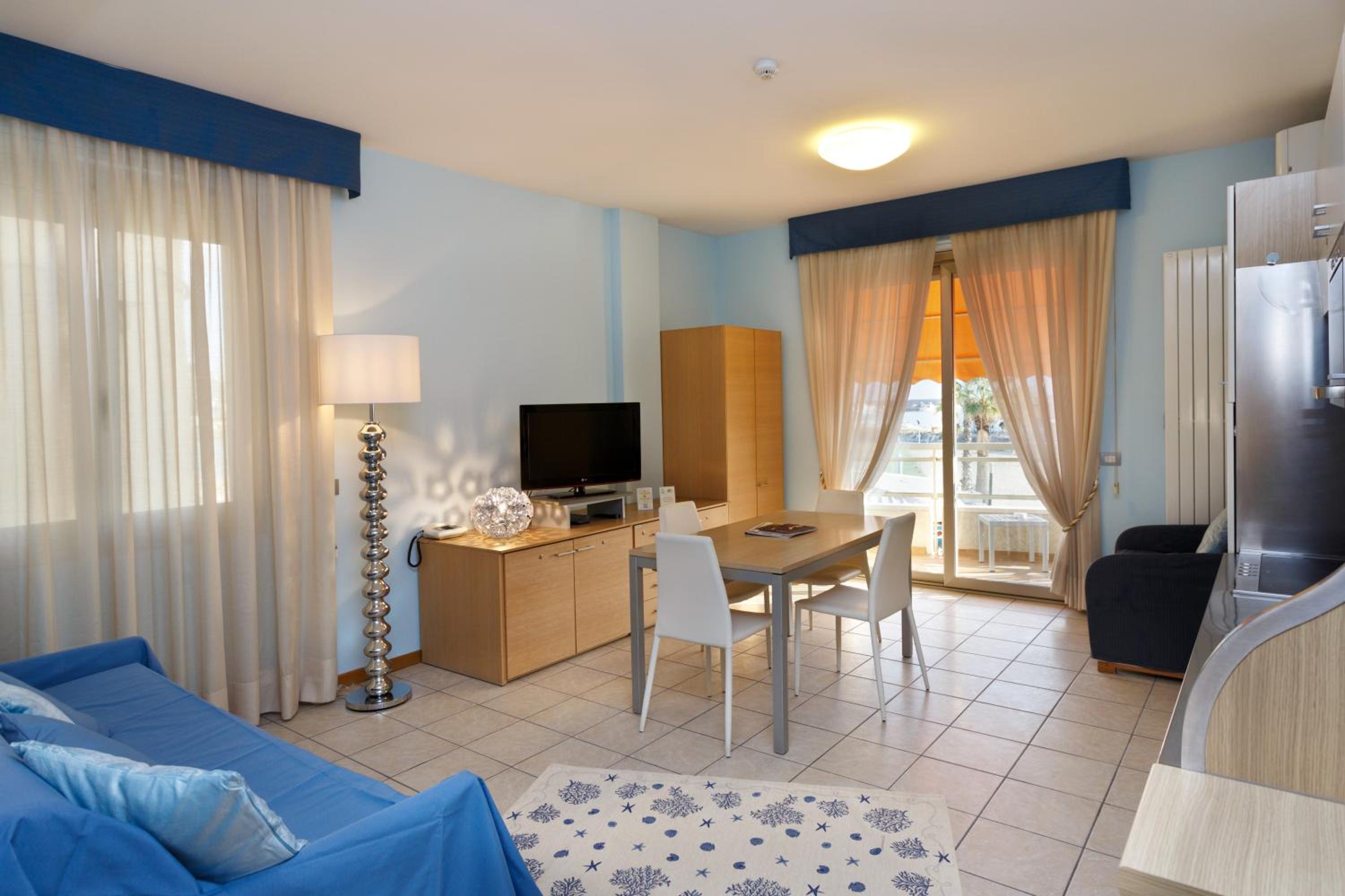 One-Bedroom Apartment with Balcony and Sea View - Photo 1