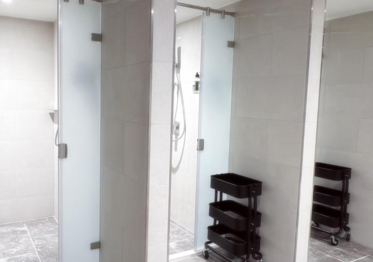 Single Bed in 6-Bed Male Dormitory Room with Shared Bathroom photo 3