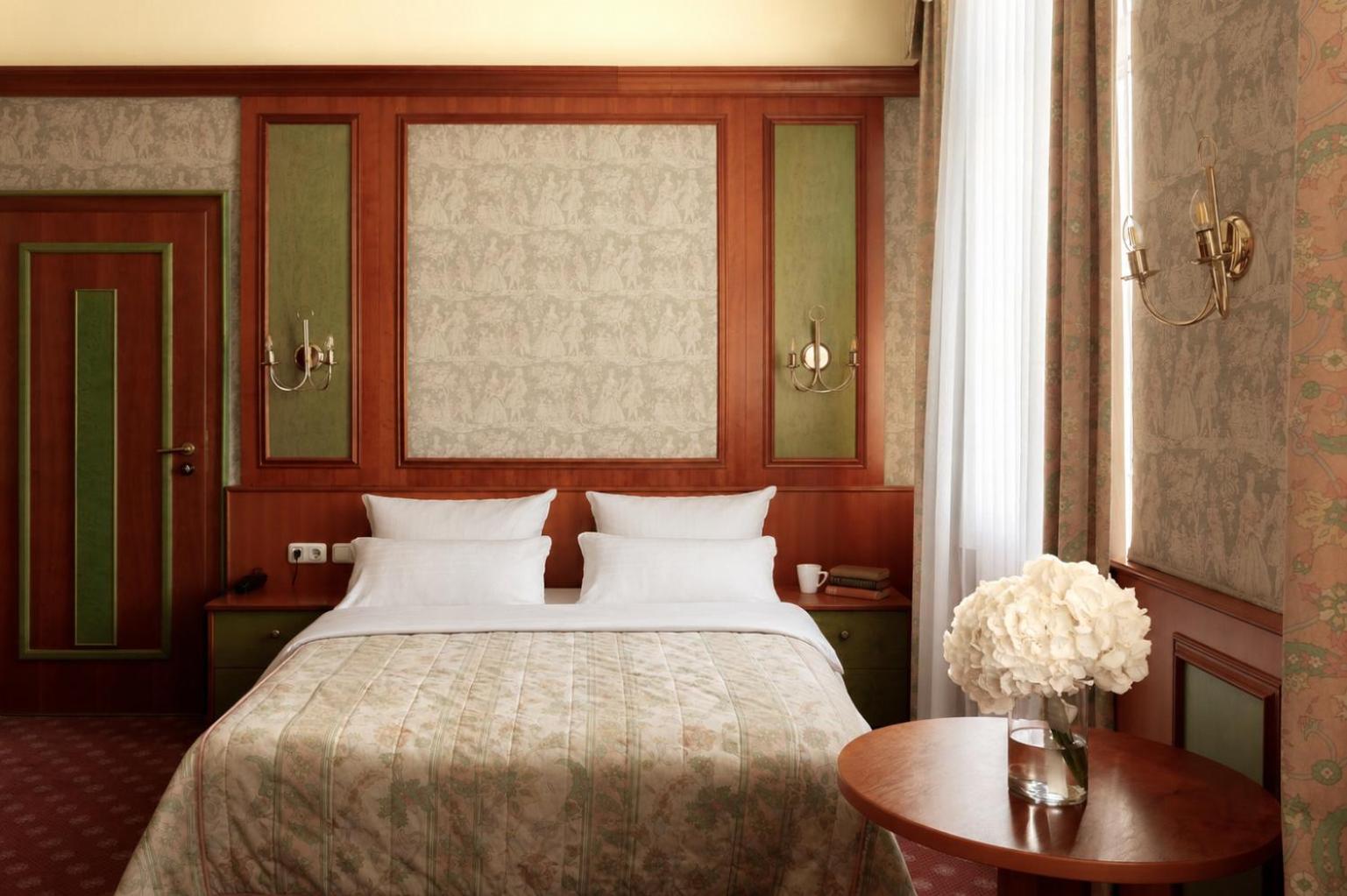 Queen Room with Garden View