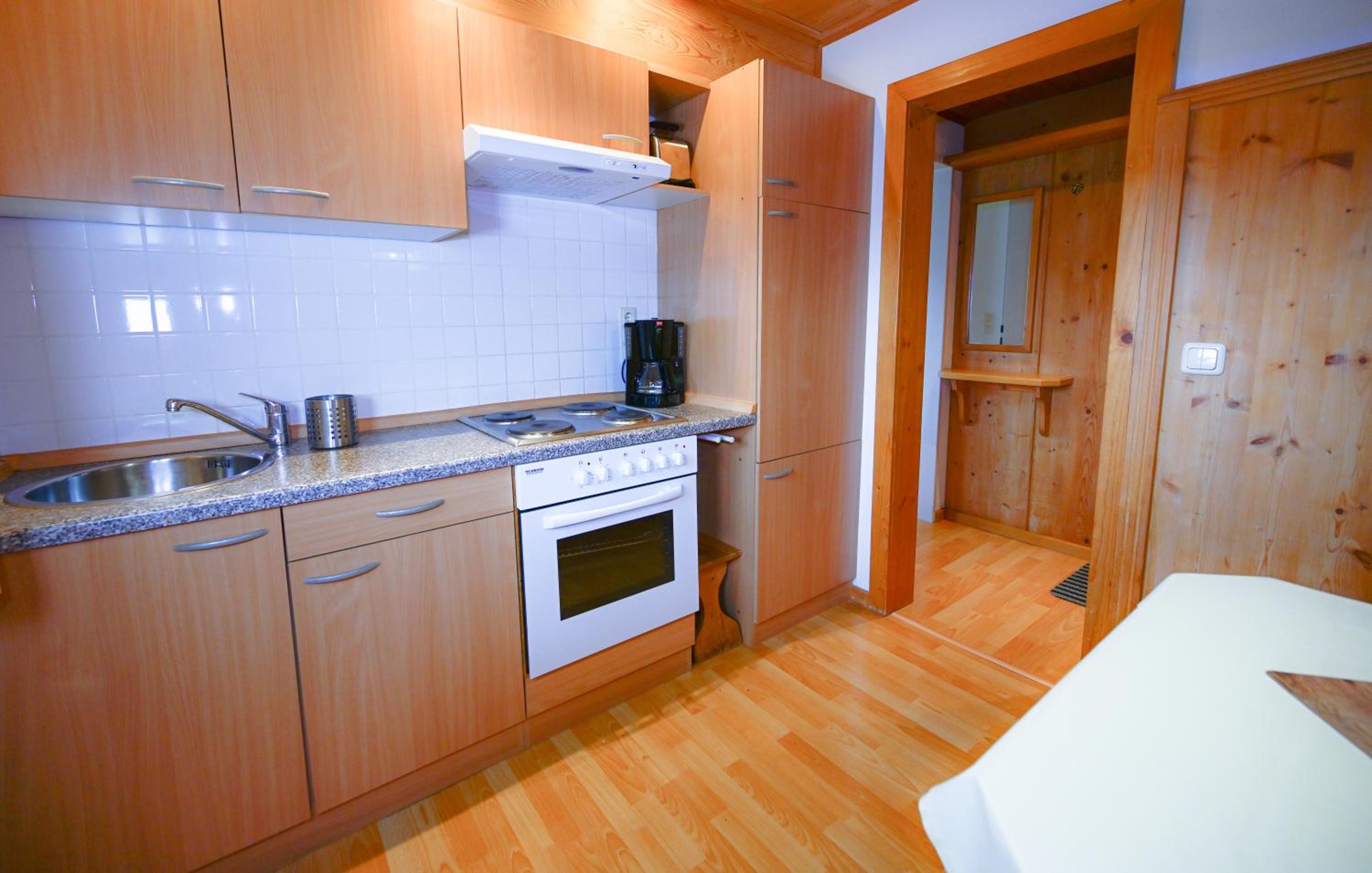 One-Bedroom Apartment with Balcony and Mountain View   photo 3
