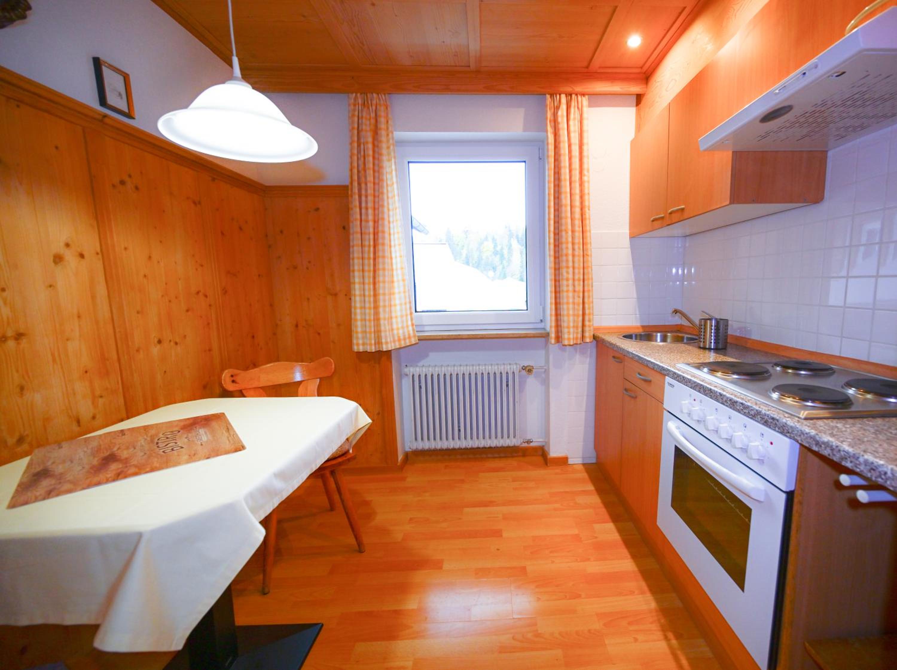 One-Bedroom Apartment with Balcony and Mountain View   photo 1