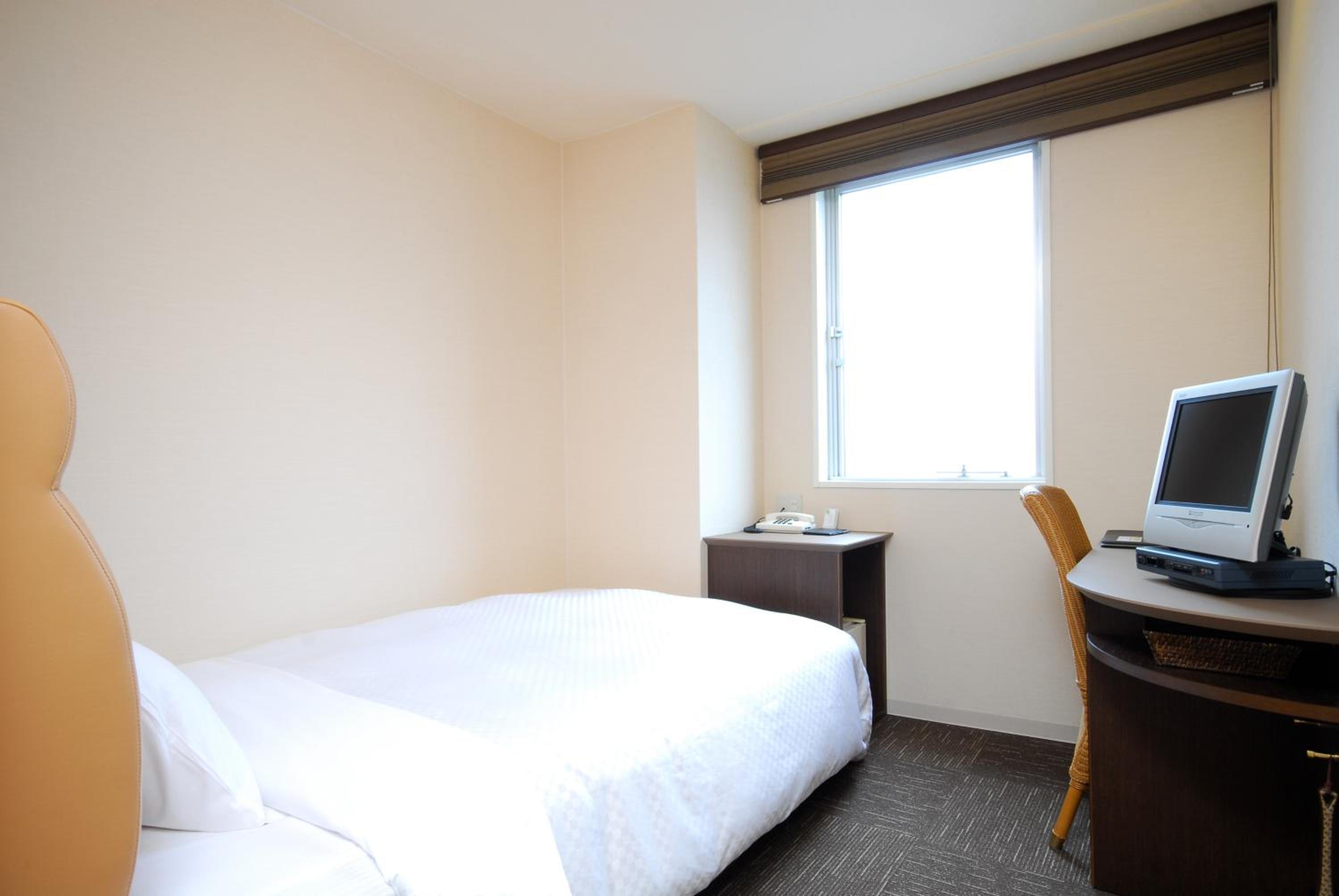 Double Room with Small Double Bed - Smoking photo 1