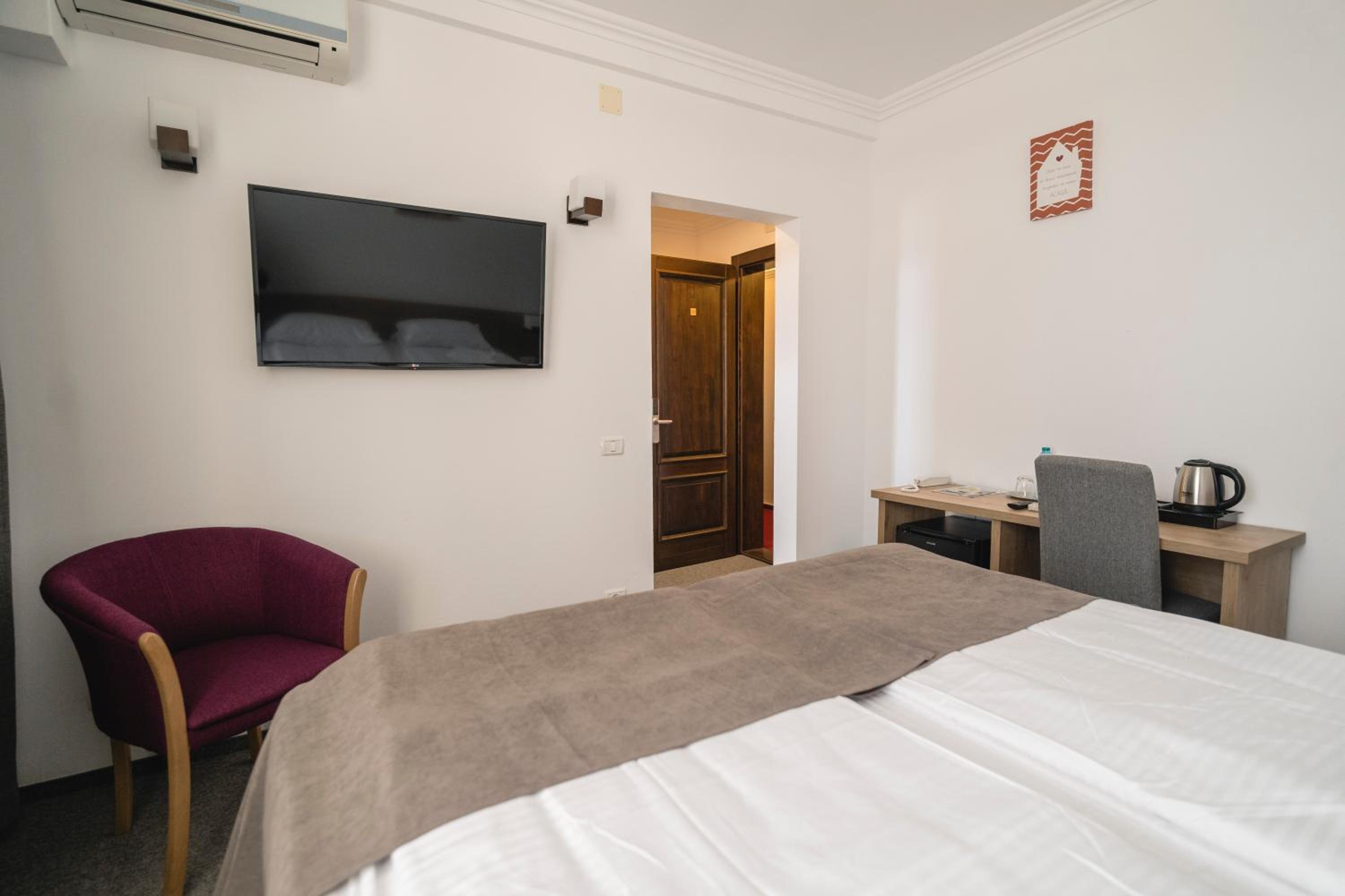 Double Room - Photo 11