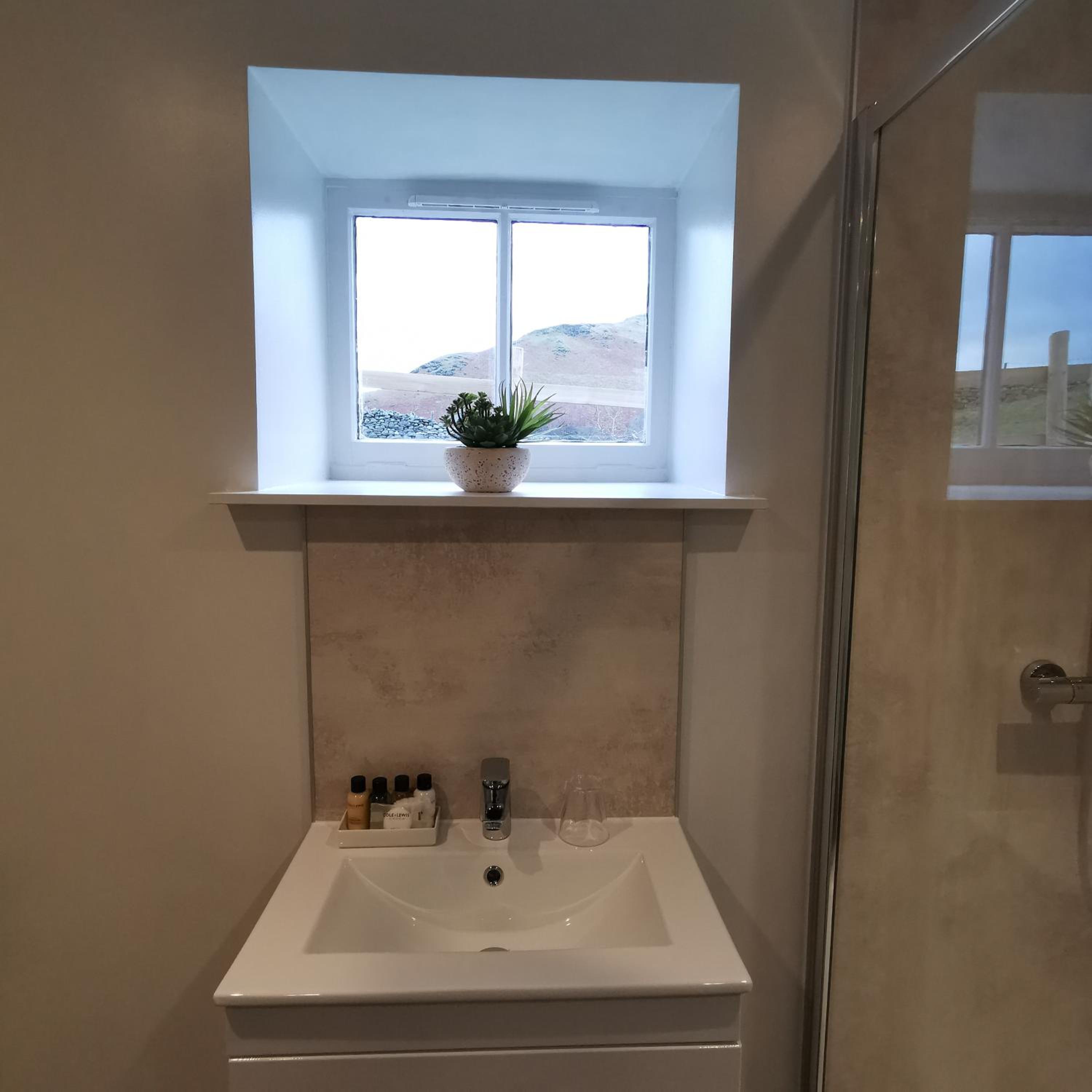 Deluxe King Room - Photo 4