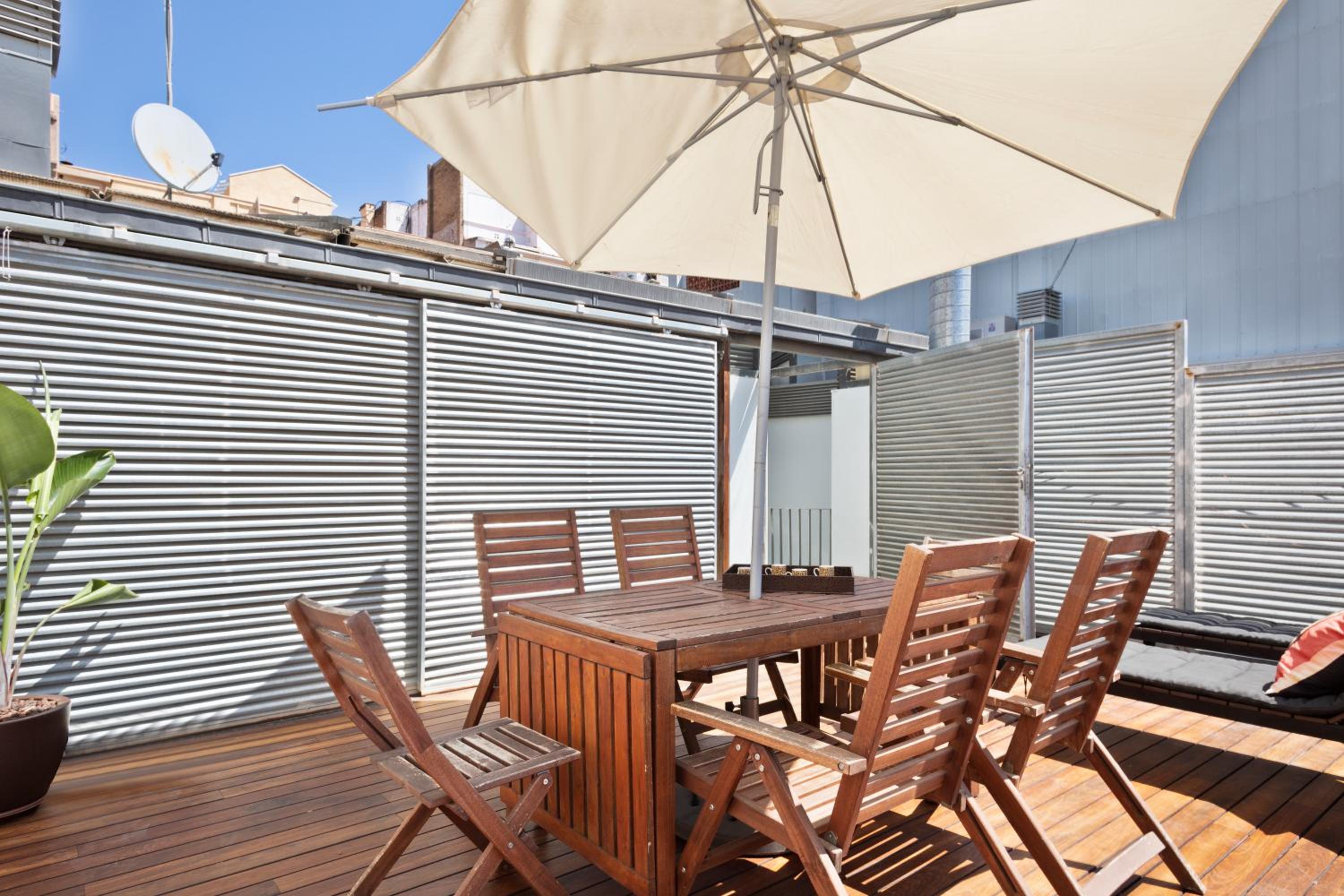 Two-Bedroom Apartment with Balcony and Terrace photo 2