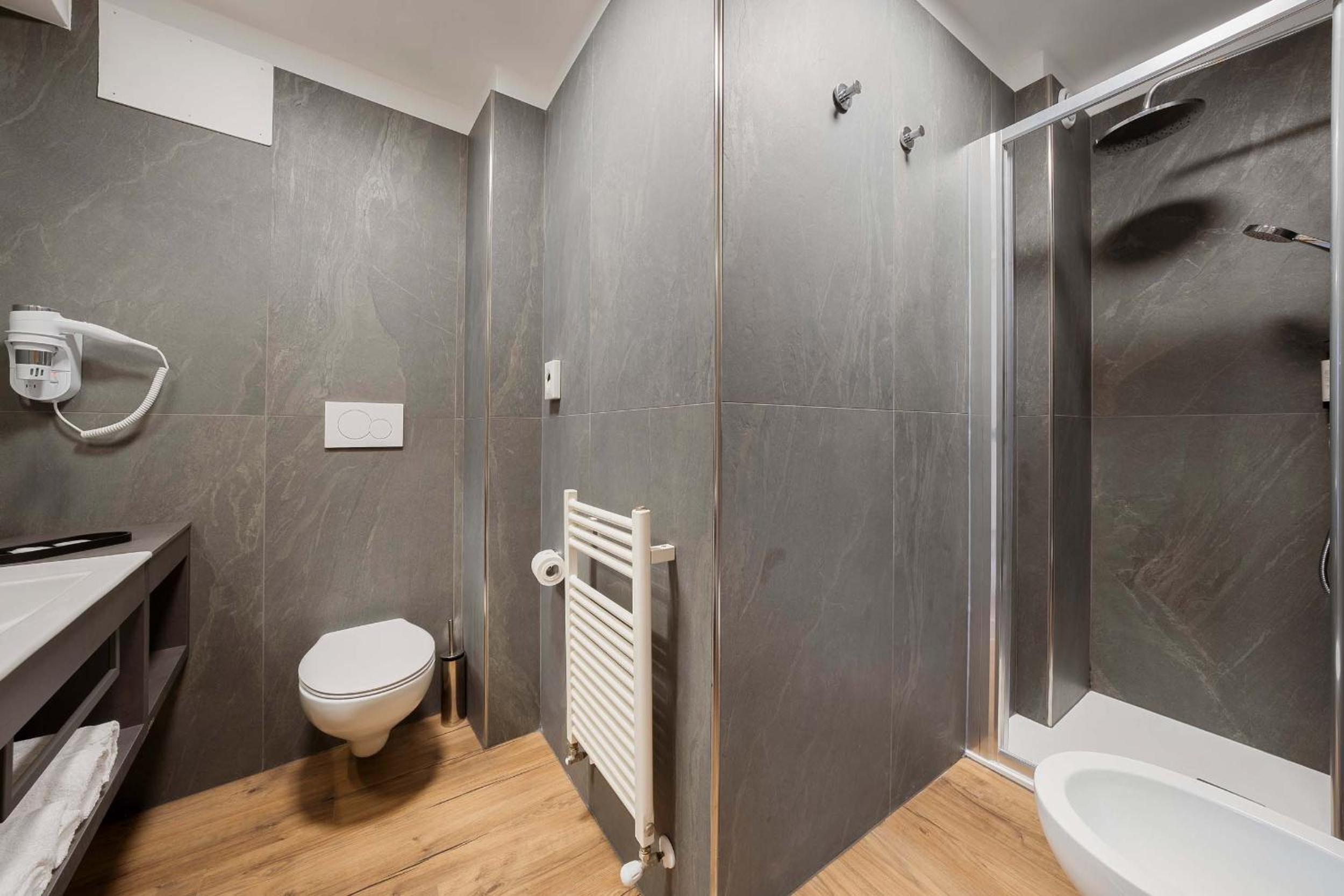 Family Room with One Queen and One Bunk Bed, Mountain View and Shower - Non-Smoking - Photo 10