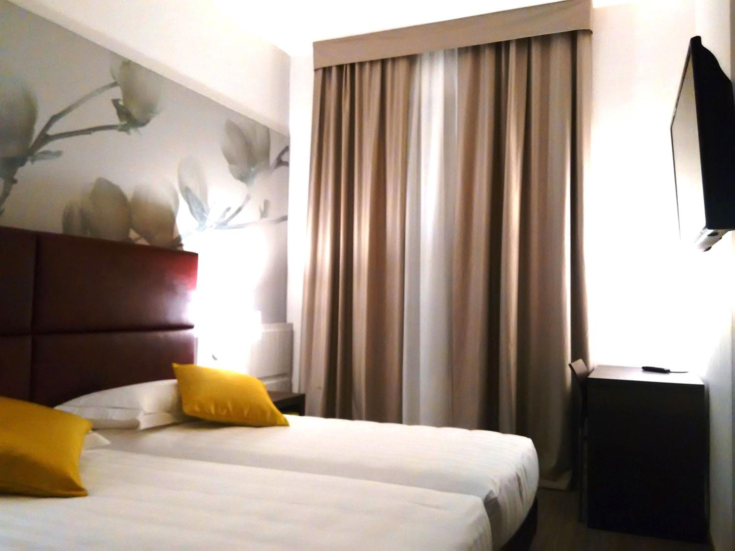 Double or Twin Room - Photo 7