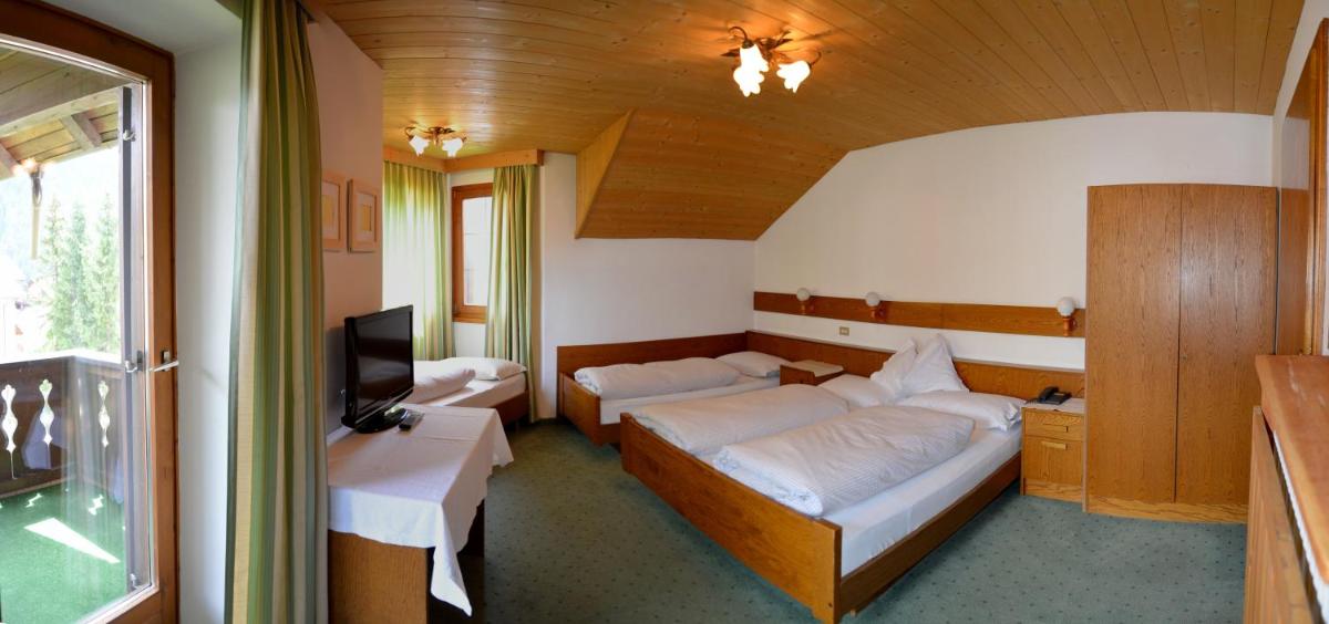 Quadruple Room with Mountain View photo 3
