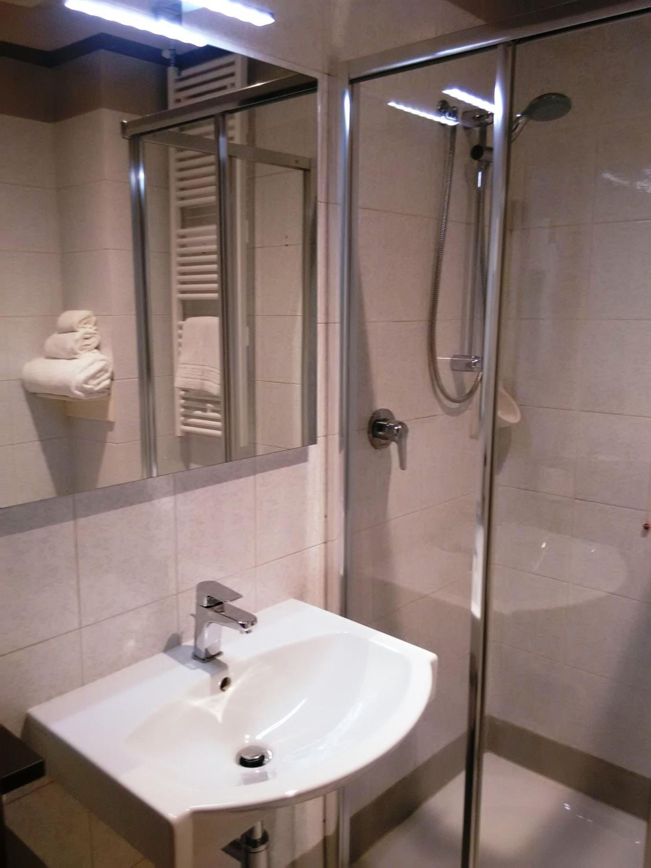 Double or Twin Room - Photo 3