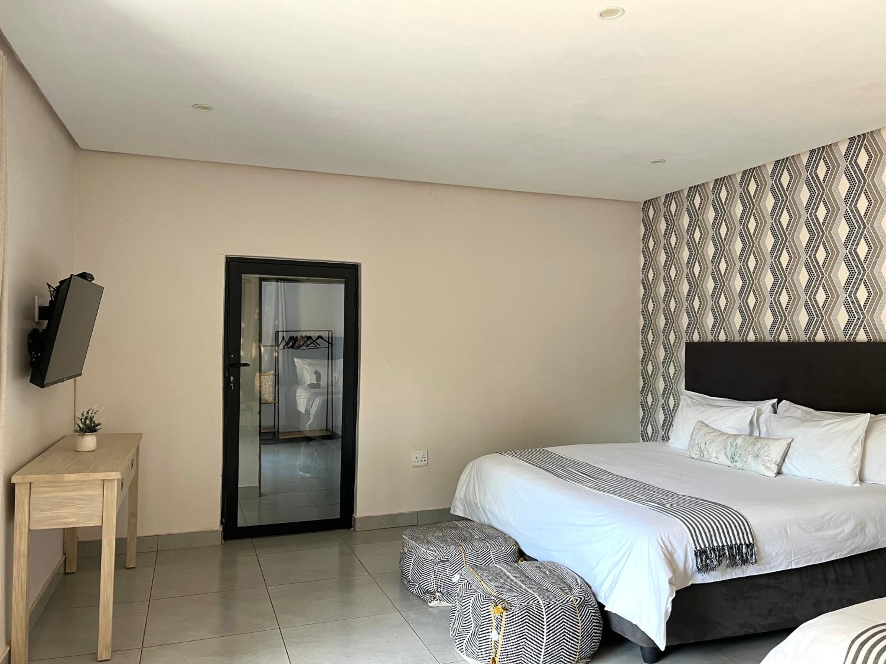 Deluxe Family Room - Photo 2