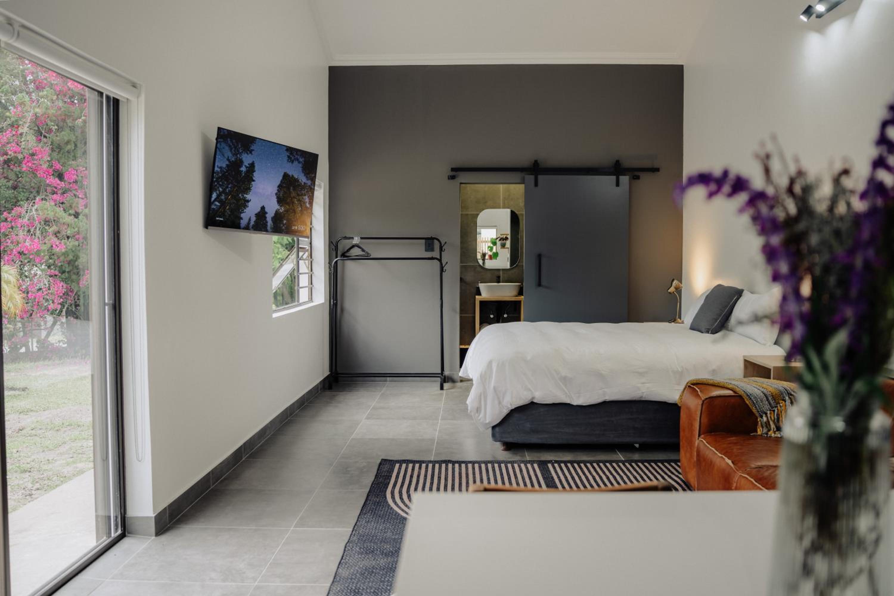 One-Bedroom Apartment with Garden photo 3
