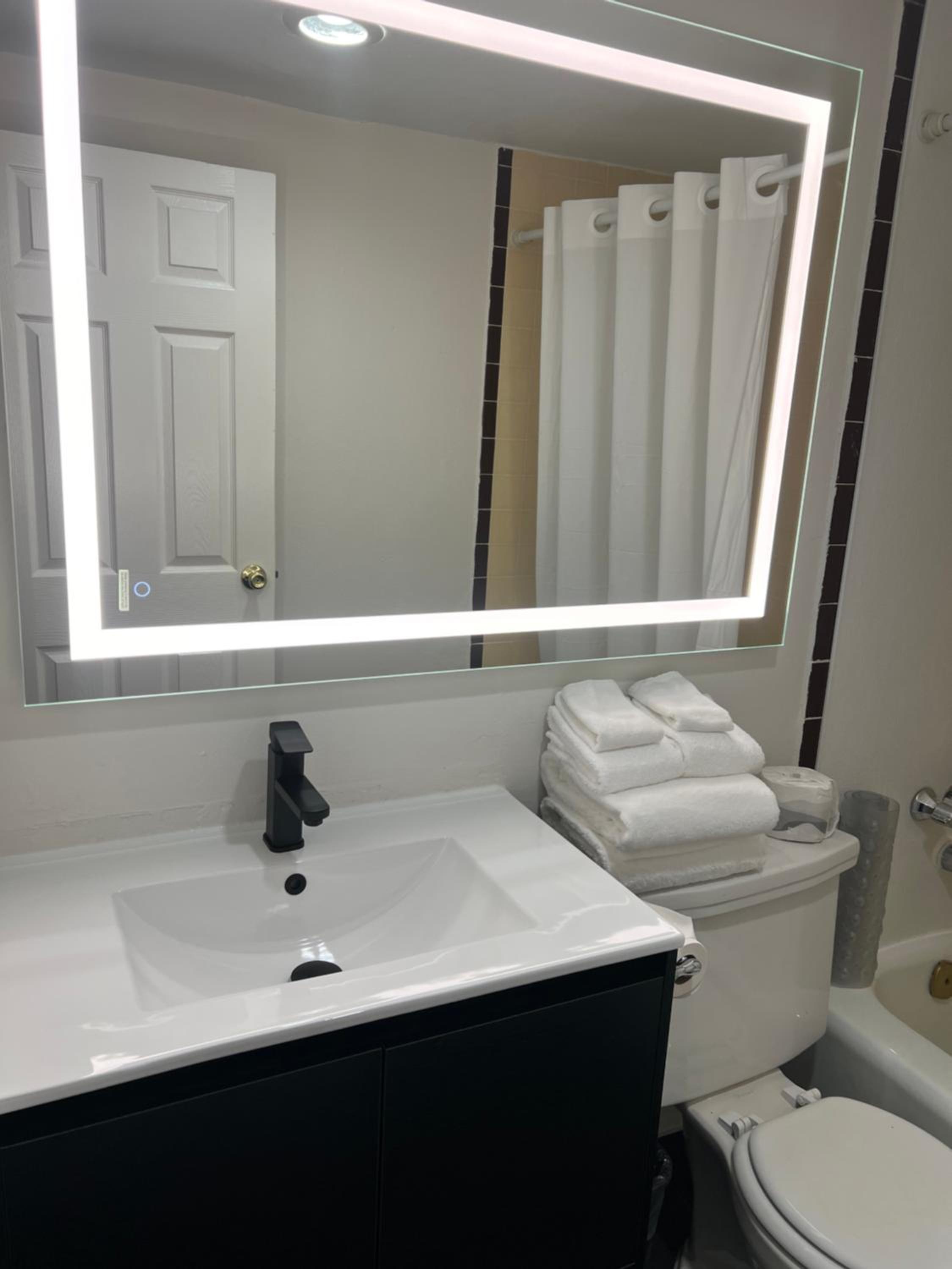 One-Bedroom Queen Suite with One Queen Bed - Non-Smoking - Photo 4