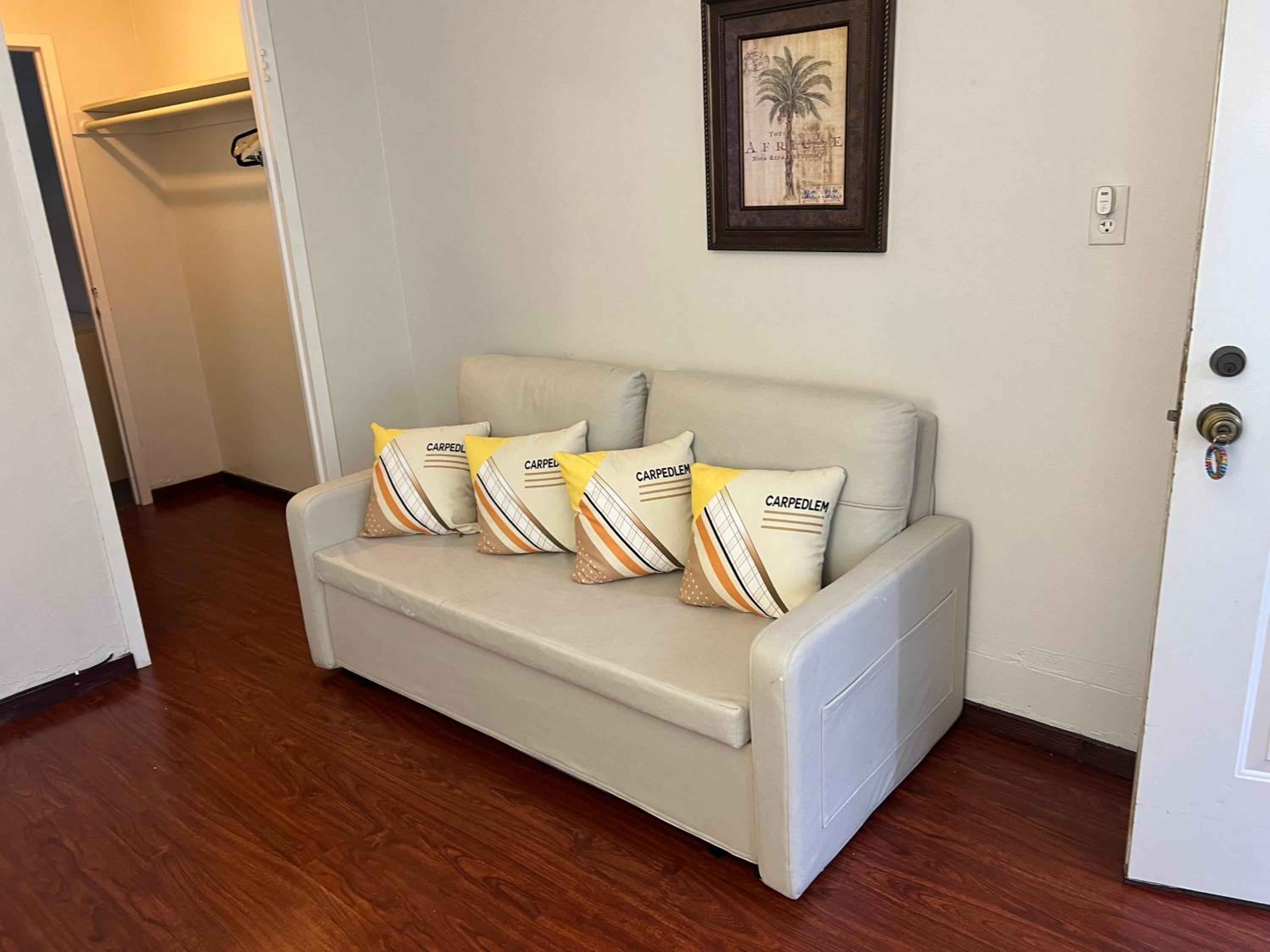 One-Bedroom Queen Suite with One Queen Bed - Non-Smoking - Photo 3