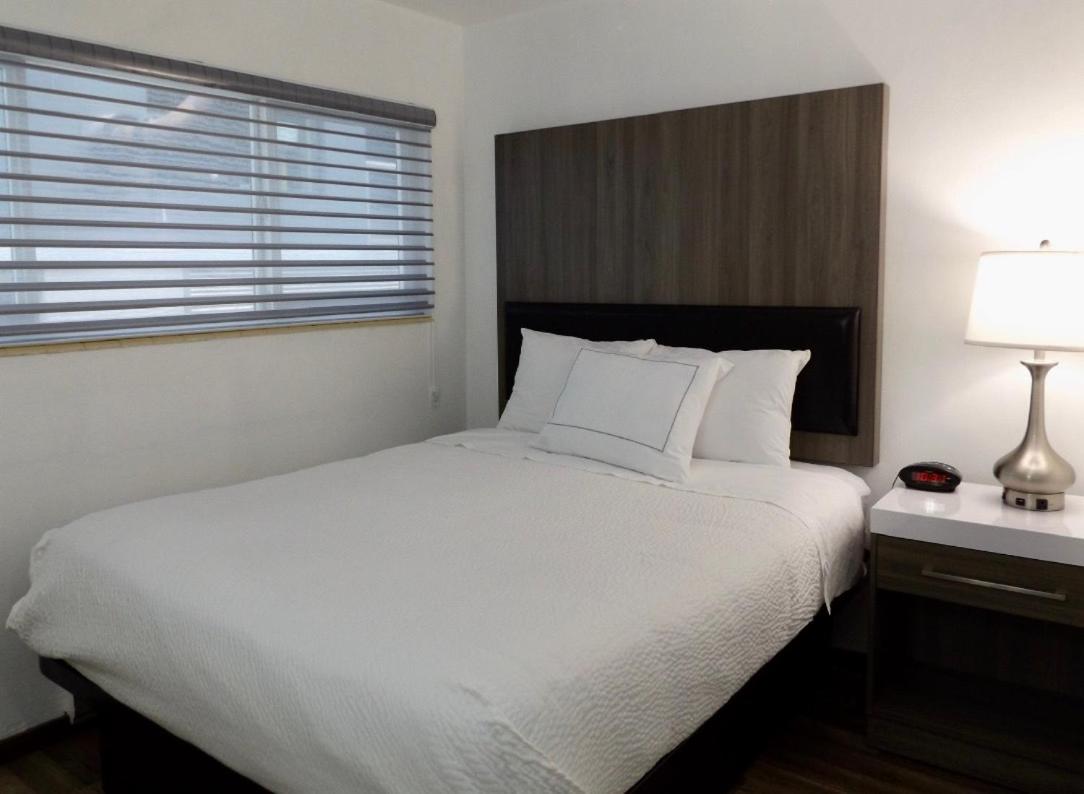 One-Bedroom Queen Suite with One Queen Bed - Non-Smoking - Photo 2