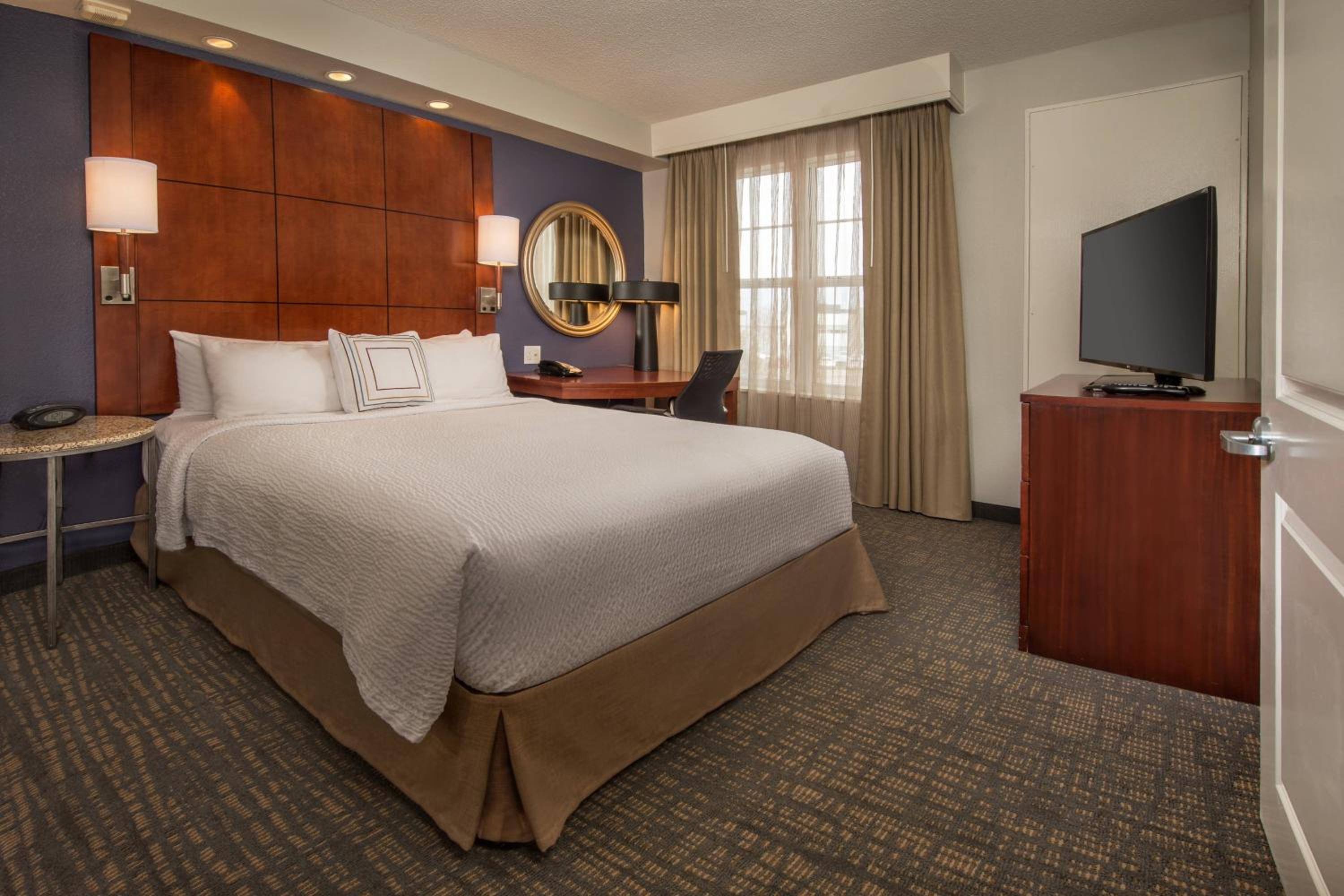 Two-Bedroom Suite - Photo 2