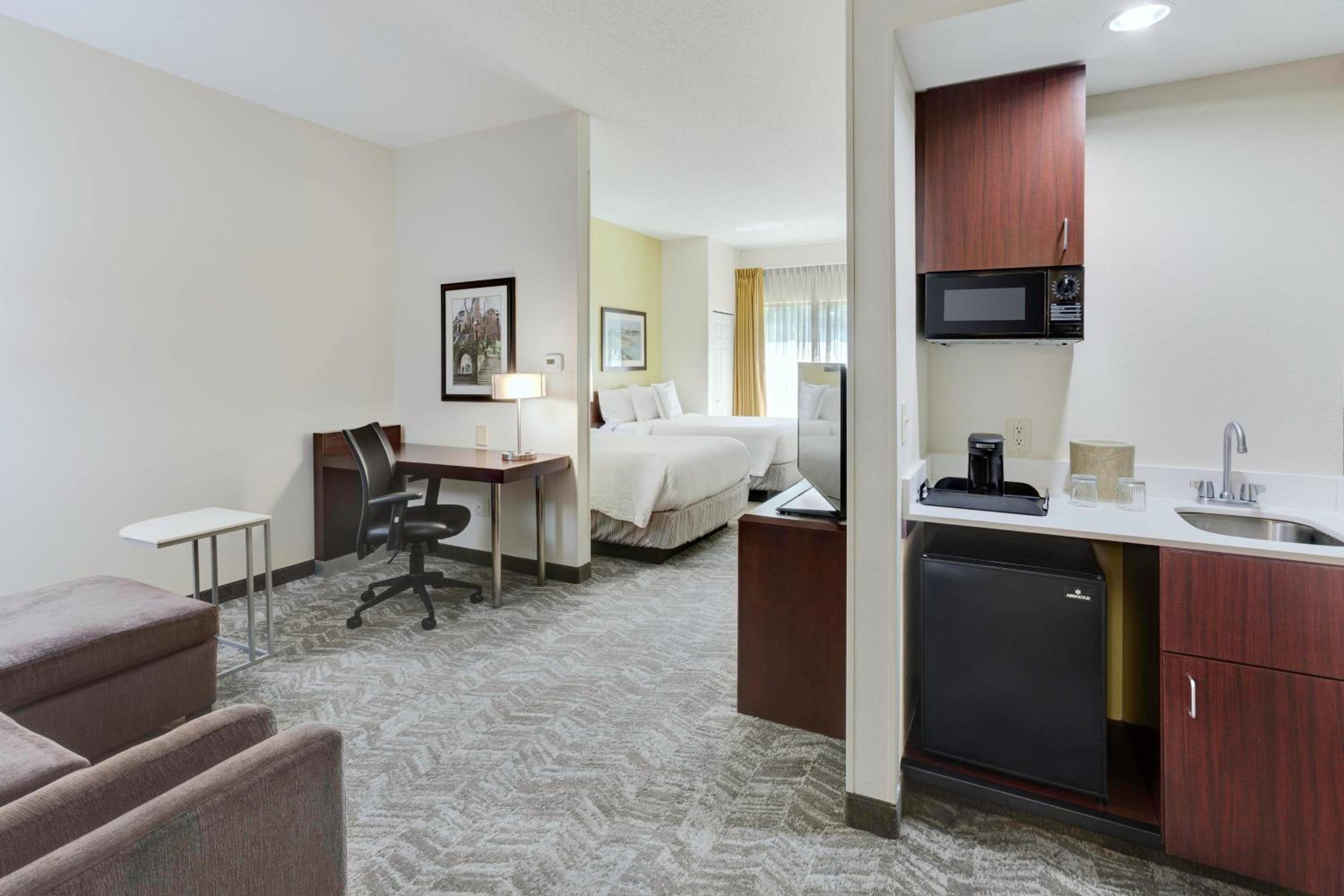 Suite with Roll-in Shower - Mobility and Hearing Accessible - Photo 2