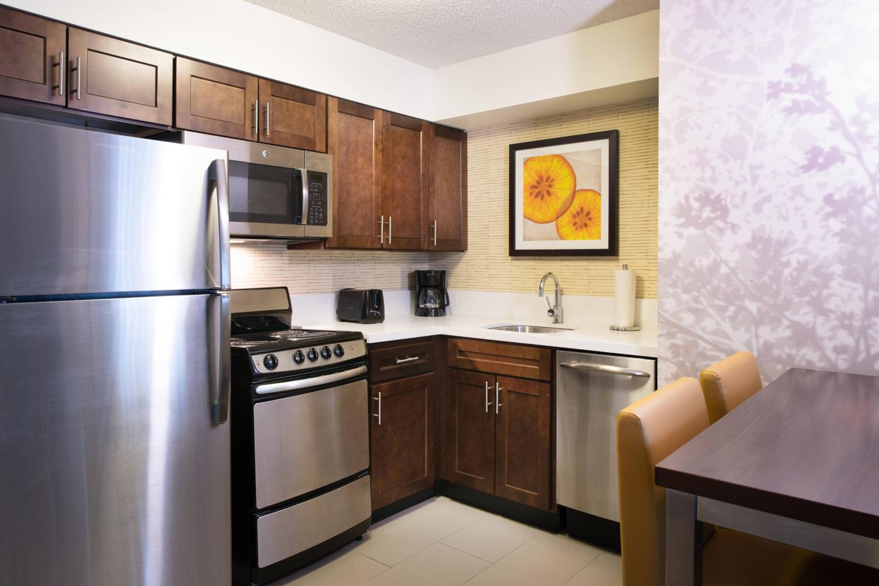 Two-Bedroom Suite with Fireplace - Mobility/Hearing Accessible w/Tub, photo 6