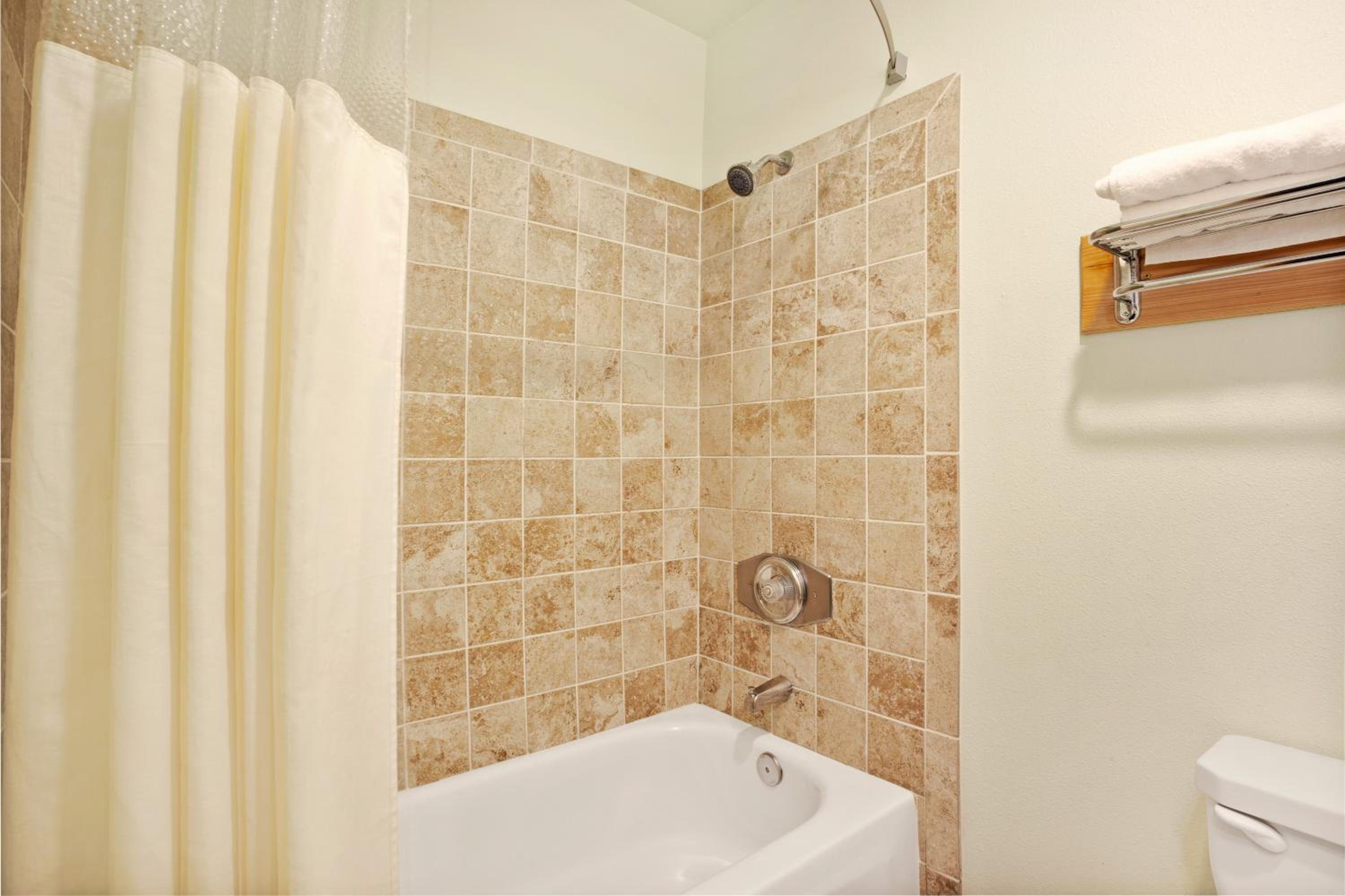 Queen Room - Non-Smoking - Photo 6
