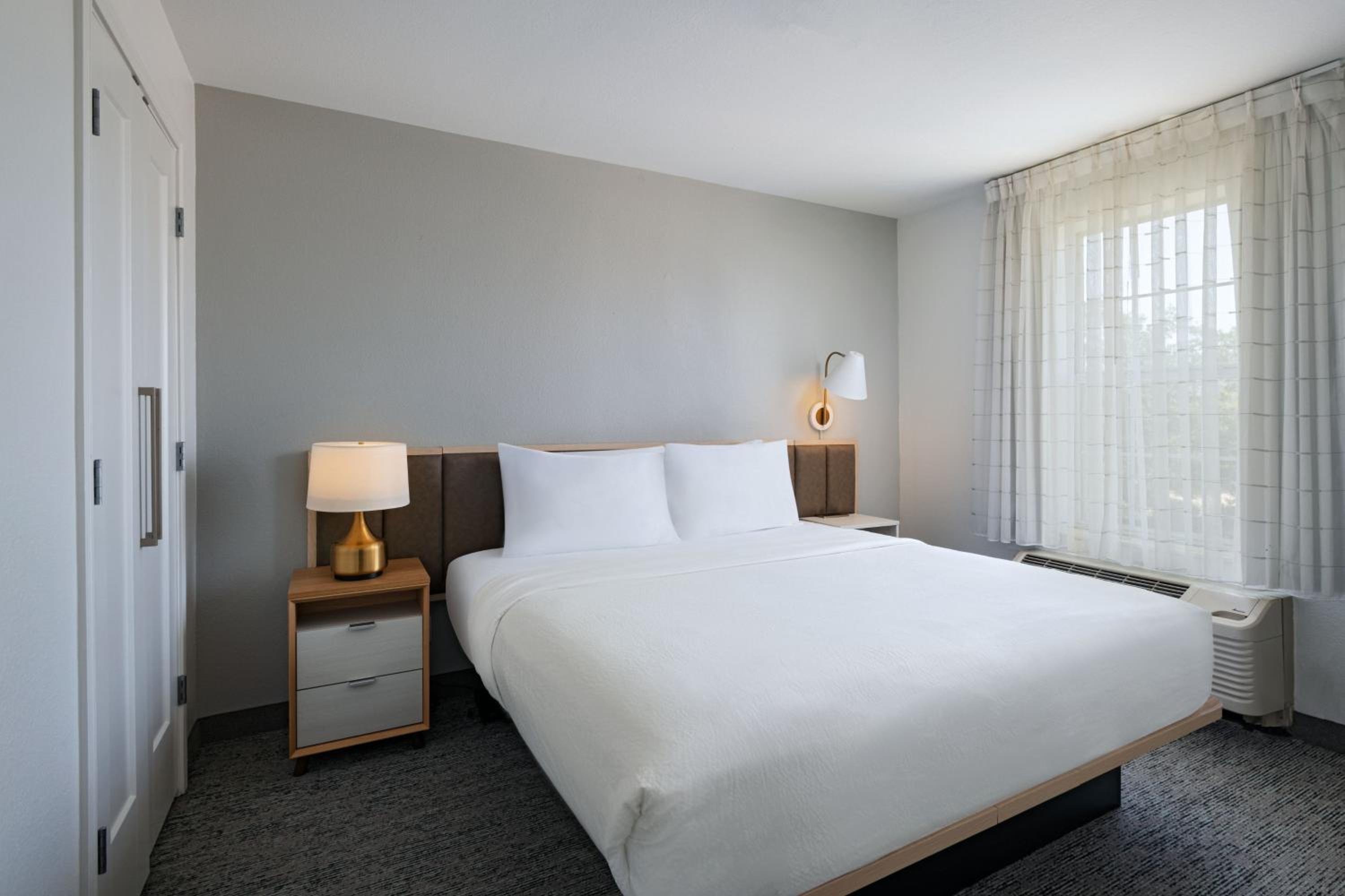 One-Bedroom Queen Suite with Sofa Bed and Adapted Tub - Mobility and Hearing Accessible photo 3