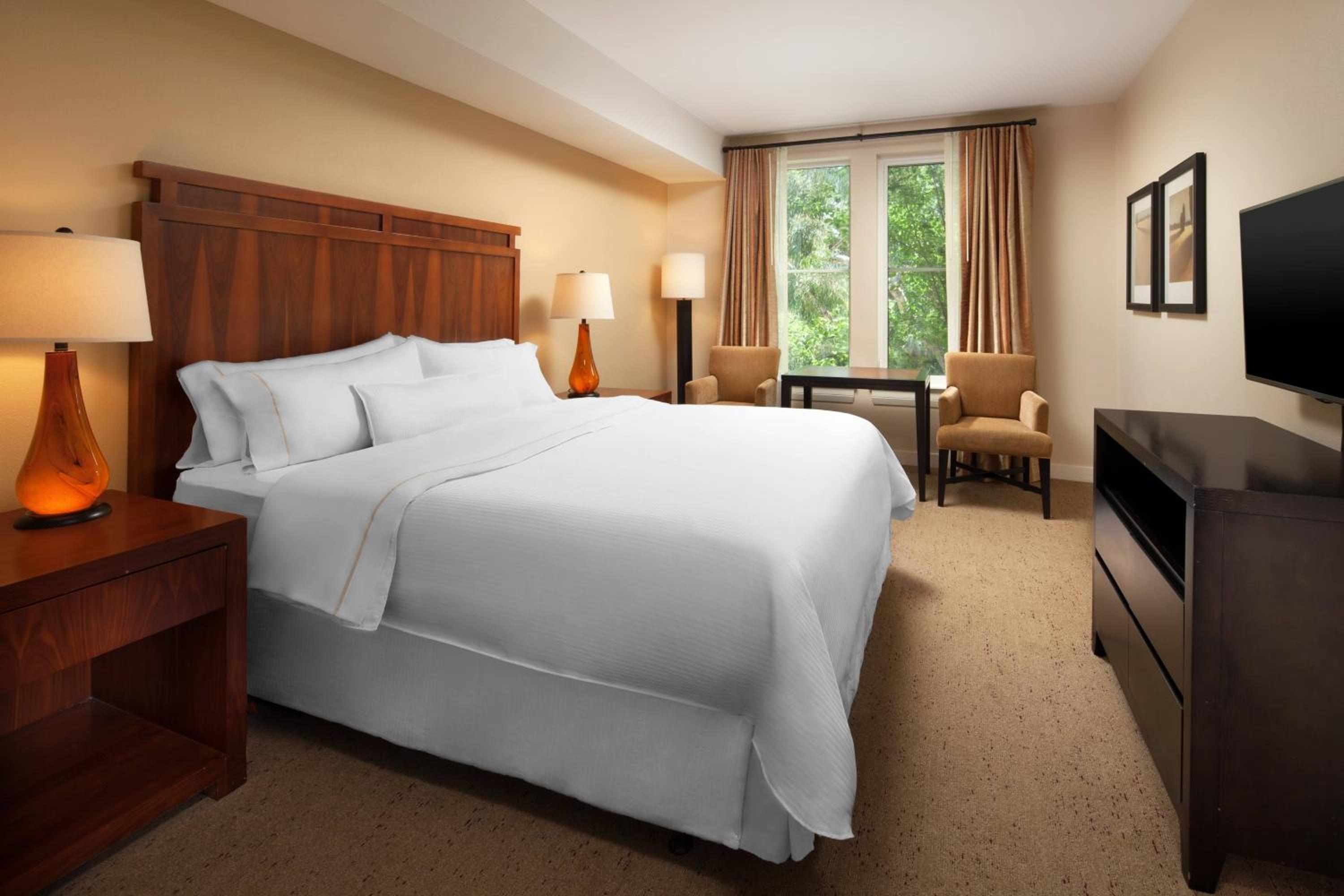Traditional King Room with Adapted Tub - Mobility and Hearing Accessible