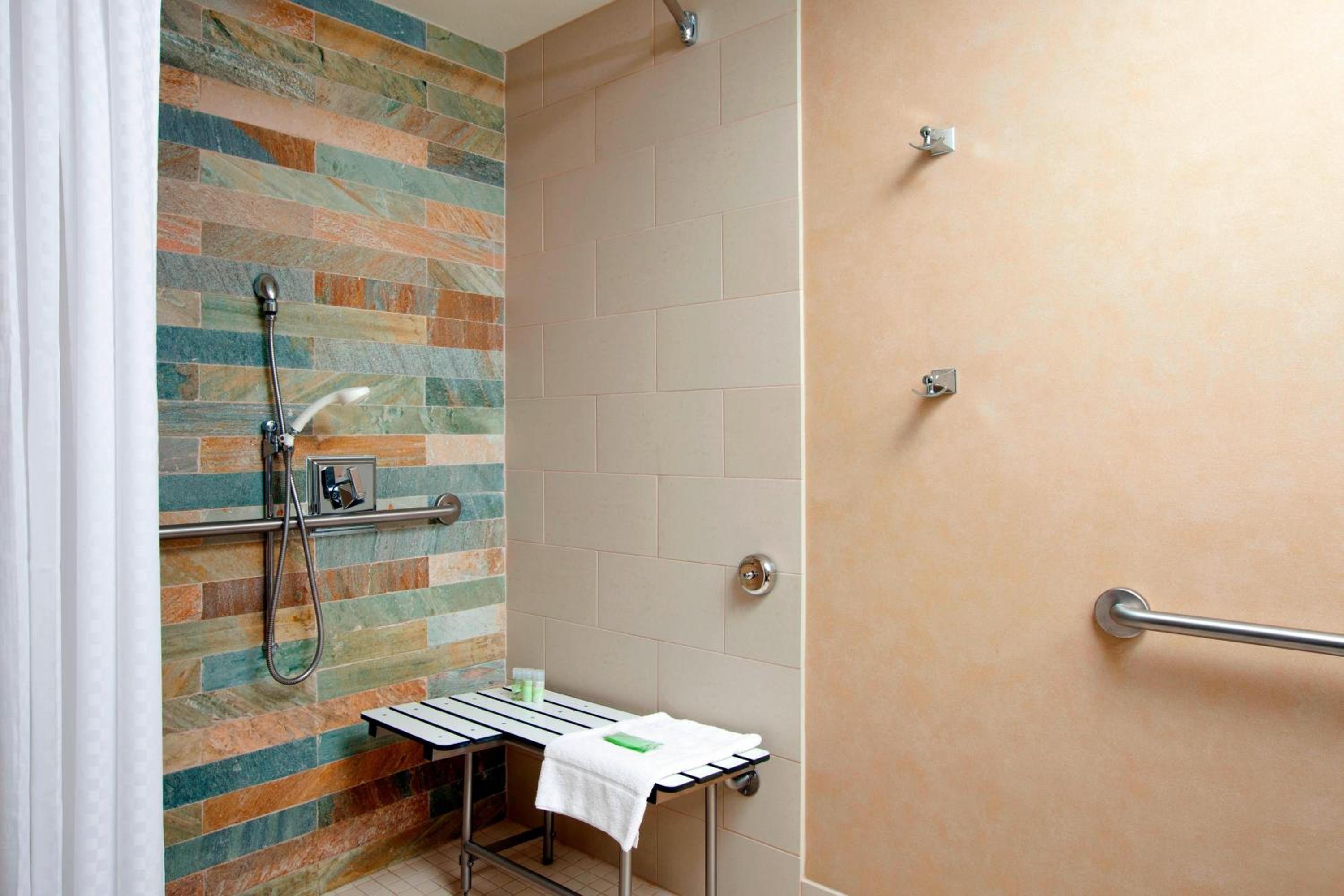 Deluxe King Room - Hearing Accessible - Photo 6