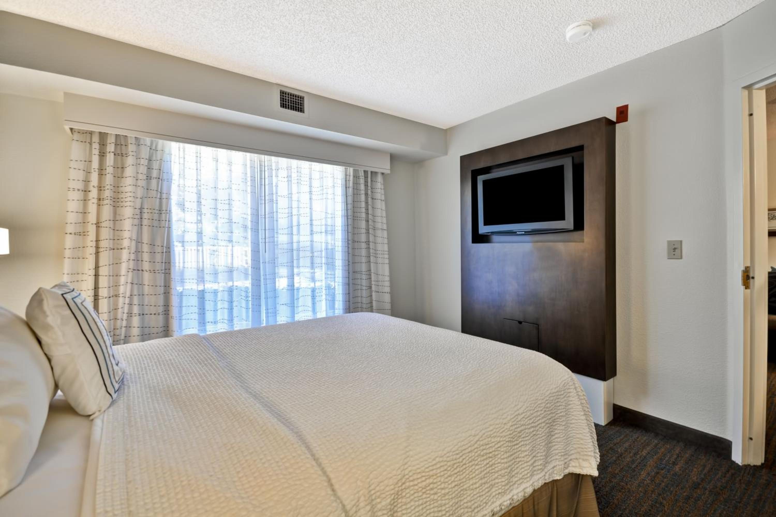 1 Bedroom 2 room Suite, 1 Queen, Sofa bed (Mobility &amp; Hearing Accessible w/ Roll-in Shower) - Photo 1