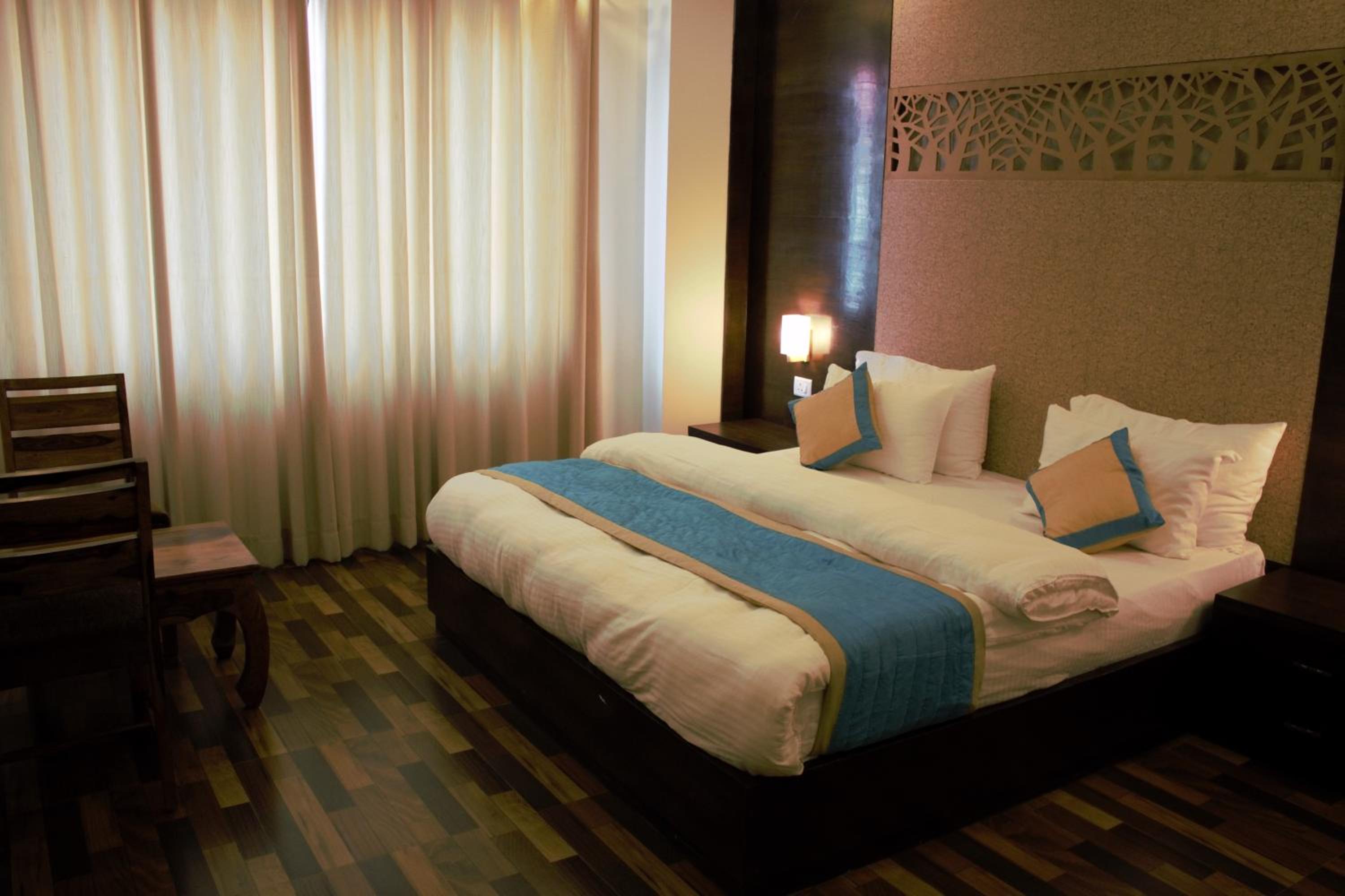 Deluxe King Suite photo 1