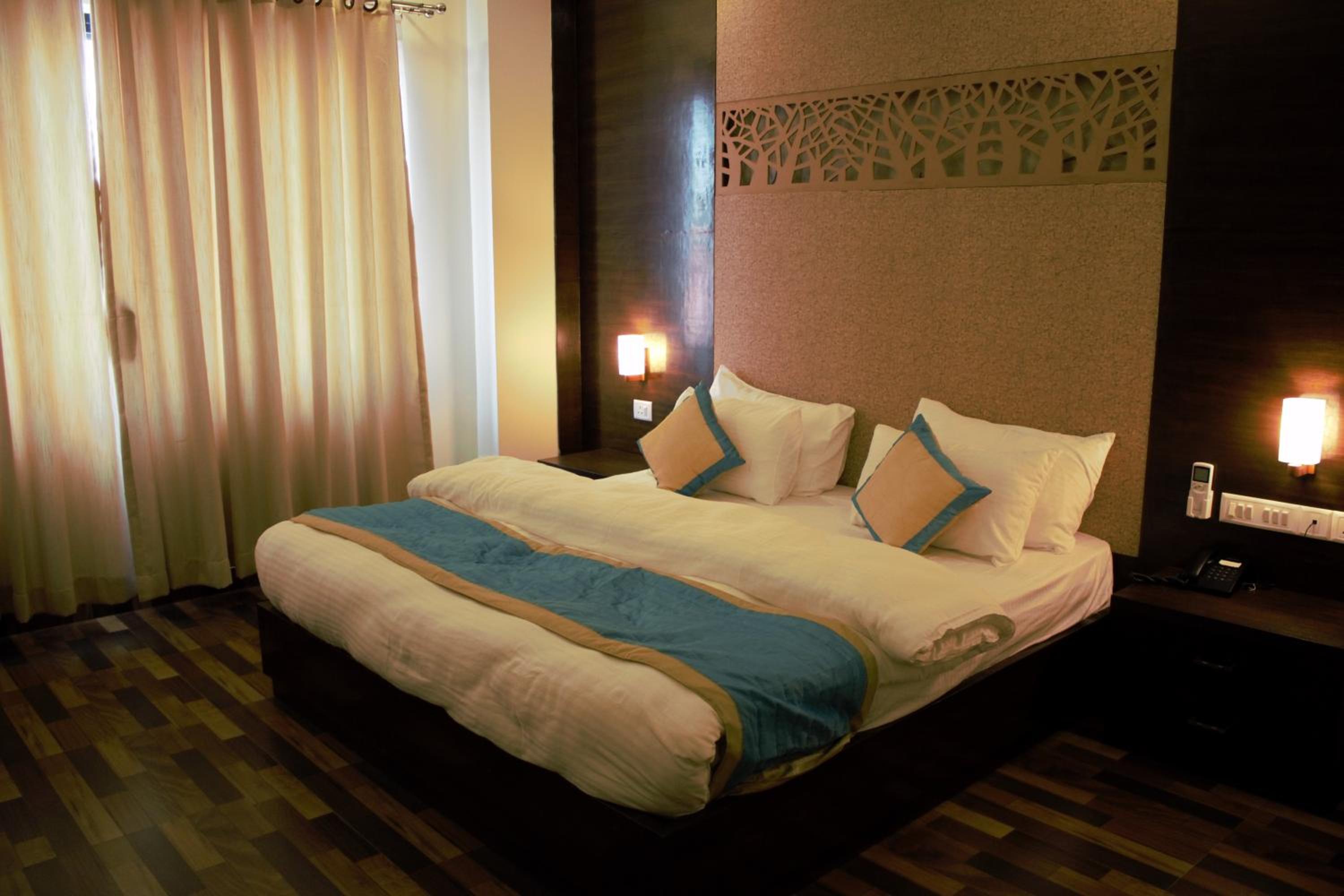 Deluxe King Suite photo 3