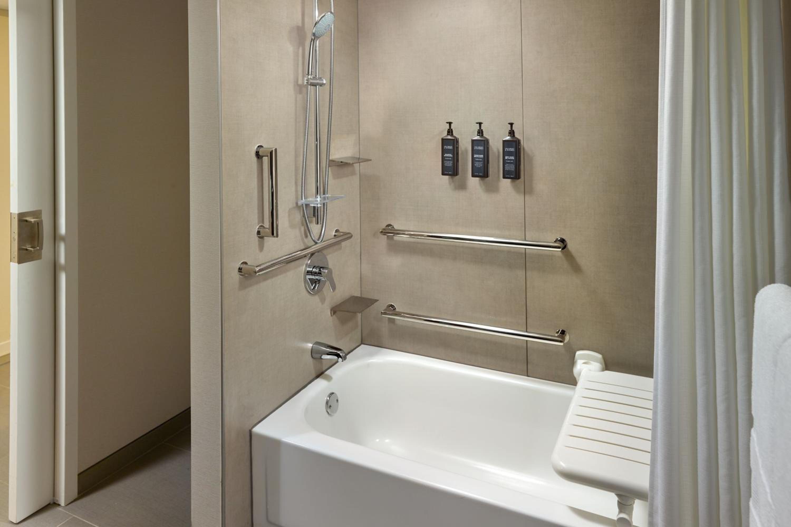 Traditional King Room - Hearing Accessible - Photo 9