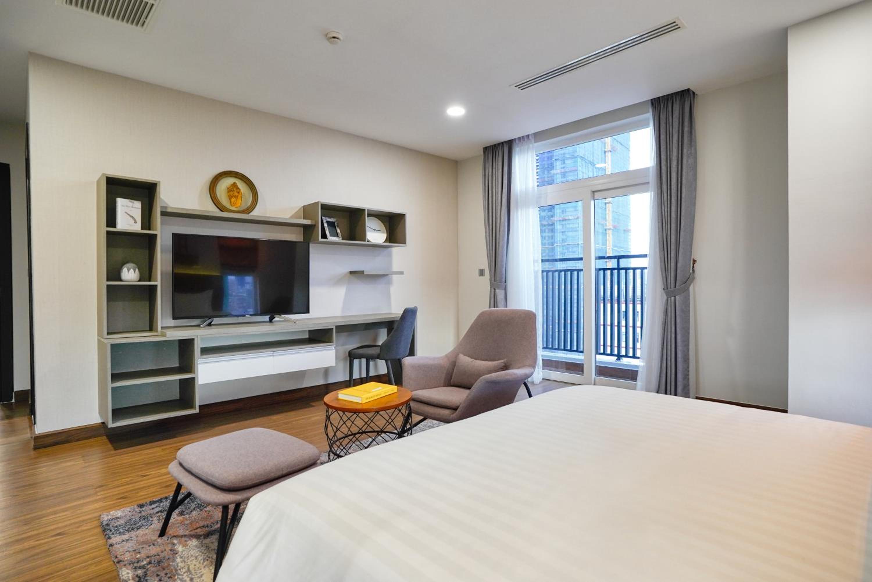 Two-Bedroom Apartment with Balcony - Photo 6